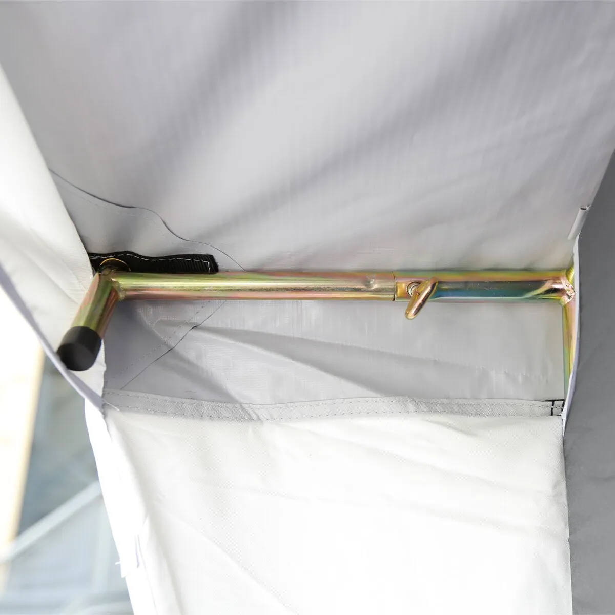 Innenansicht des Küchenzelts Gusto III NG mit Metallgestänge, Verbindungsstück und angenähten Stoffbahnen