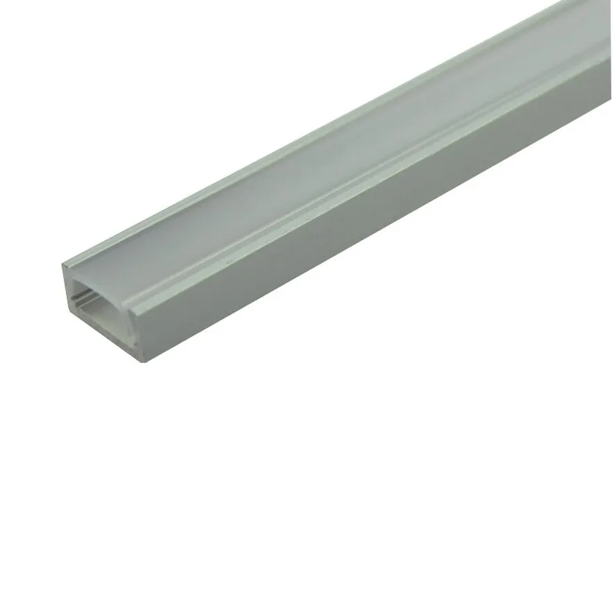 Silberfarbenes Aluminiumprofil 100 mit länglicher Hohlkammer und offenem Querschnitt in schräger Seitenansicht
