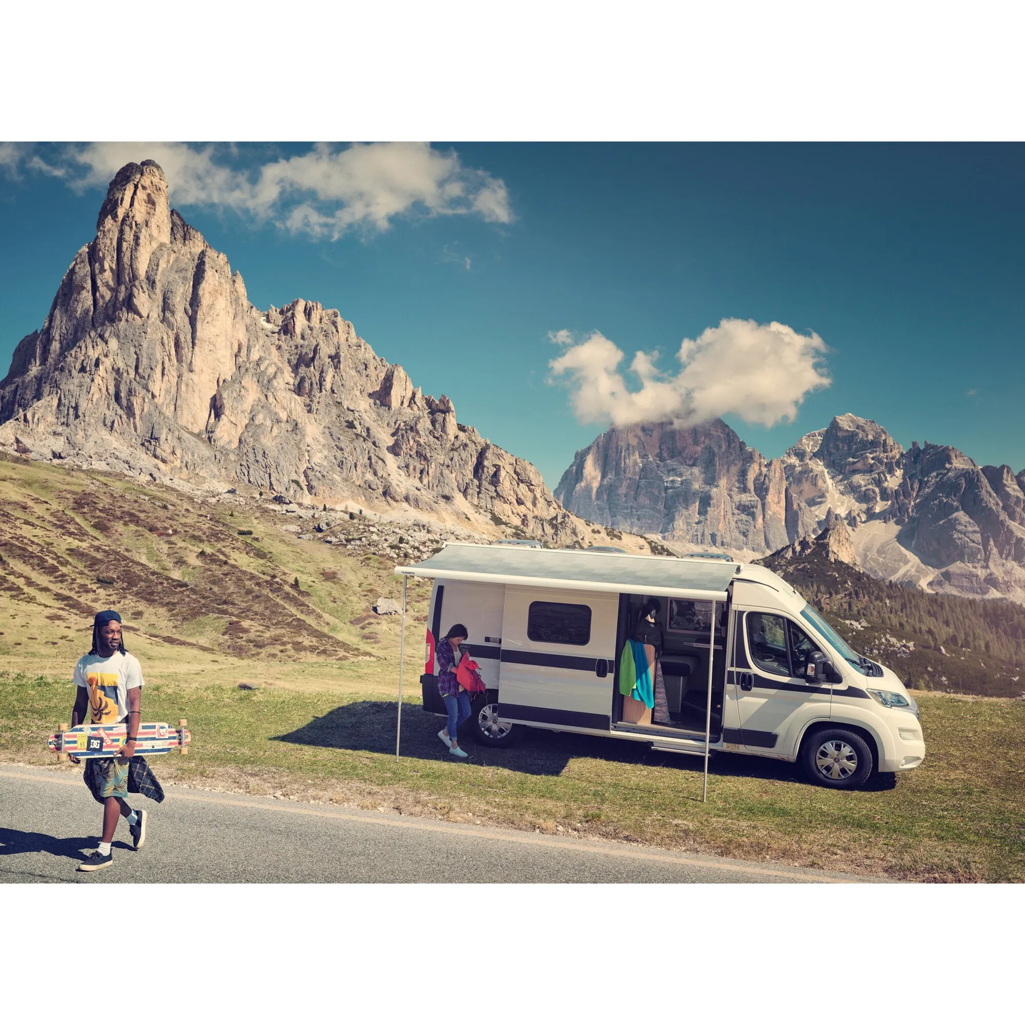 Markise PR 2000 in Anthrazit, 3,50 m, ausgefahren an einem Wohnmobil vor einer alpinen Berglandschaft