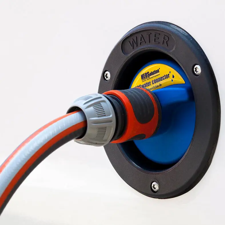 Runder Wassertankdeckel mit schwarzem Flansch, blauer Innenstruktur, gelbem Etikett, grauer Schlauch mit rotem Dichtungsring und orange Streifen