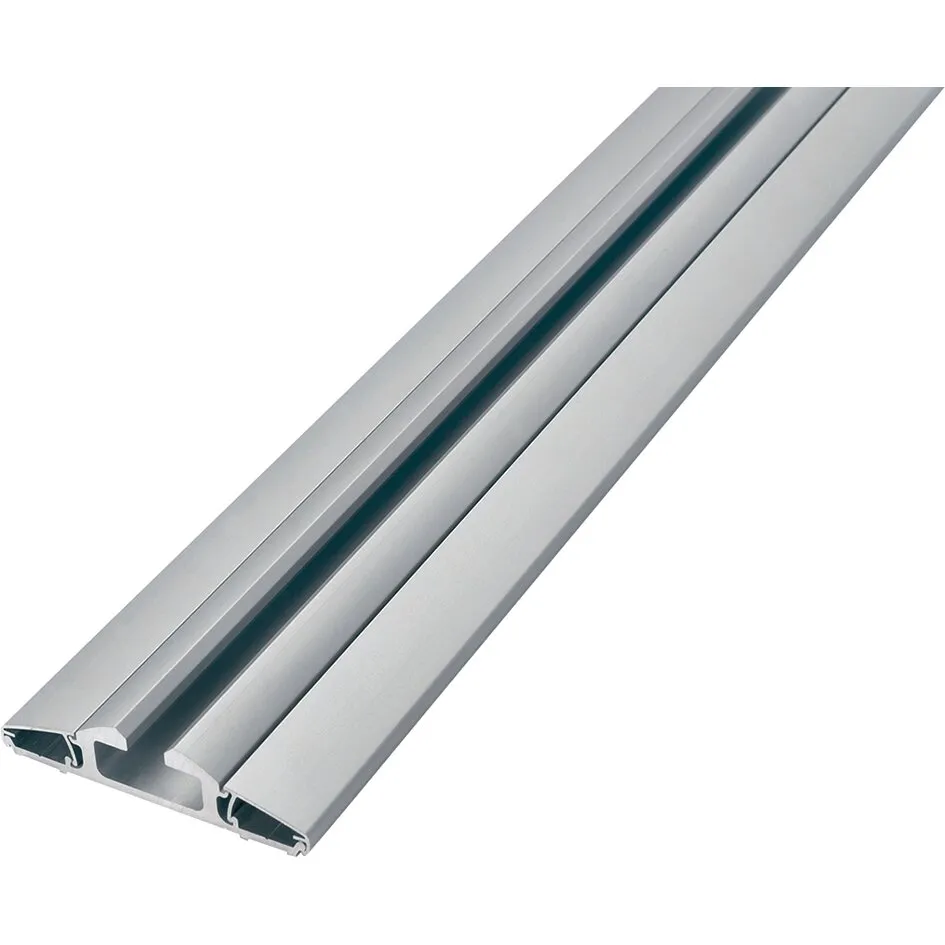 Silberfarbene Wandschiene Sky, 45 cm, aus Metall mit zwei parallelen Führungsschienen in schräger Detailansicht