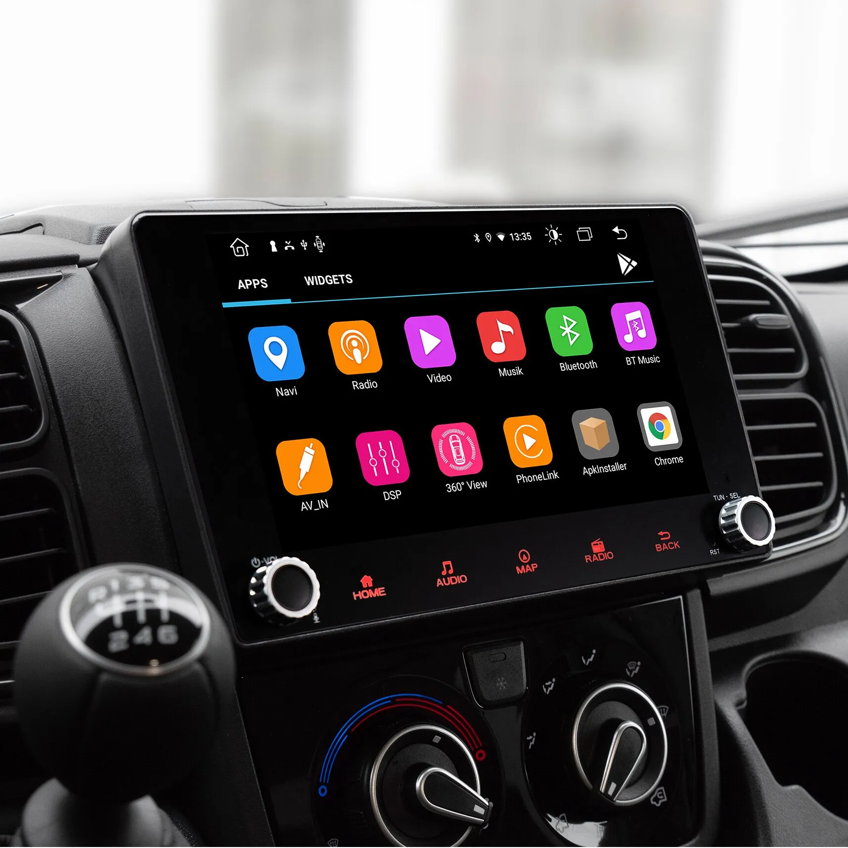 ESX Vision VNC940 DBJ 4G Navigationssystem im Fahrzeug mit farbigem App-Menü und Drehreglern am Displayrand