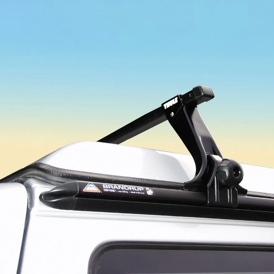 Schwarze TOP-RAIL-Regenrinne links am weißen VW T5 mit montiertem Thule-Dachträger in Nahaufnahme