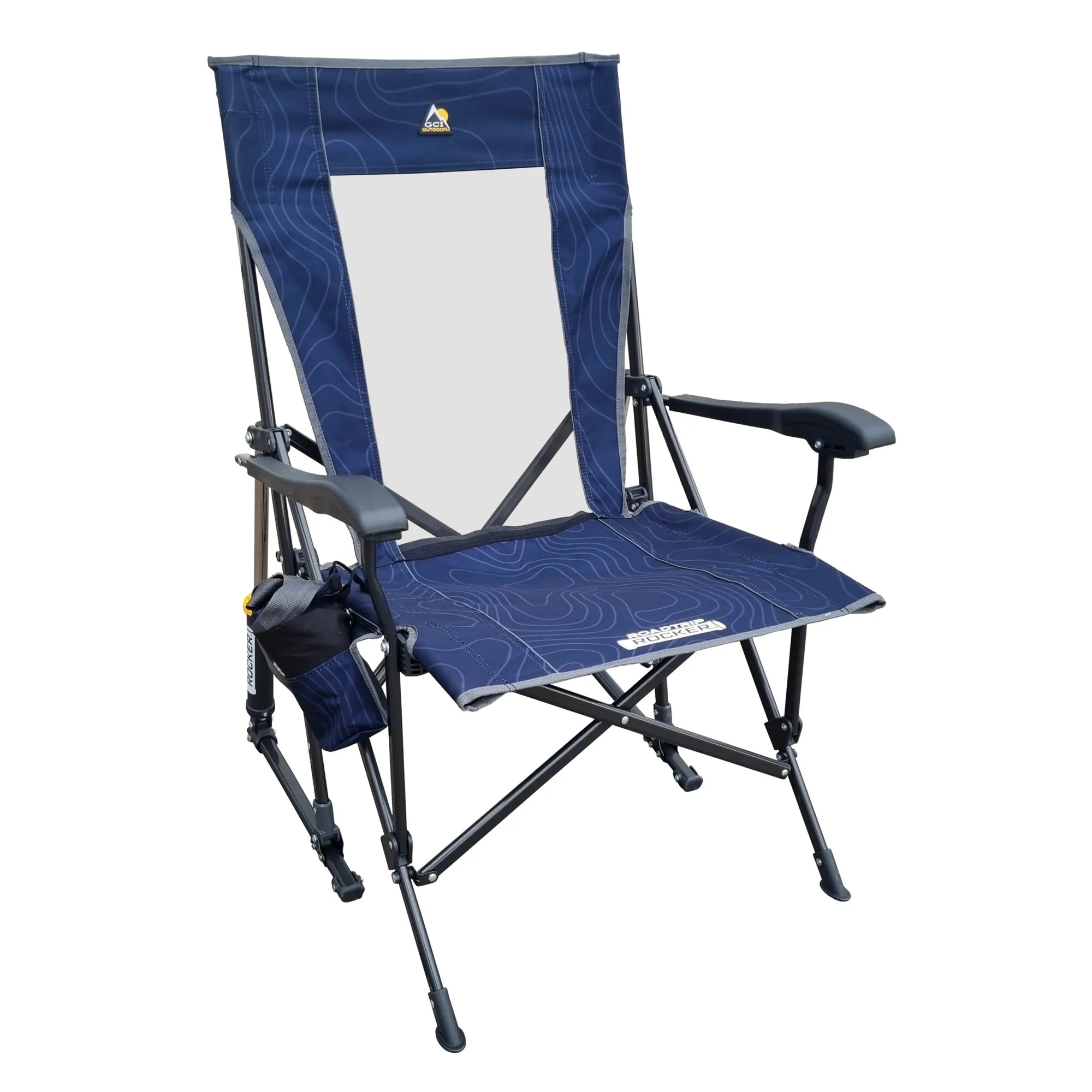 Dunkelblauer Camping-Schaukelstuhl RoadTrip Rocker mit schwarzem Klapprahmen, Armlehnen und Getränkehalter vor weißem Hintergrund