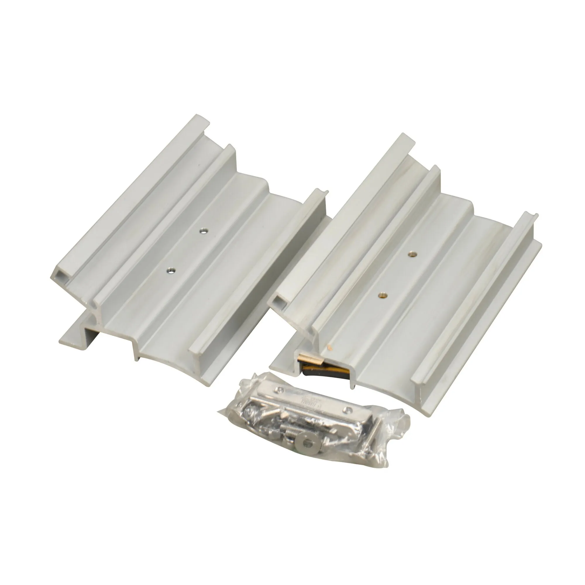 Kit Fiat Ducato mit zwei weißen Aluminiumprofilen mit Befestigungsbohrungen und verpacktem Montagesatz