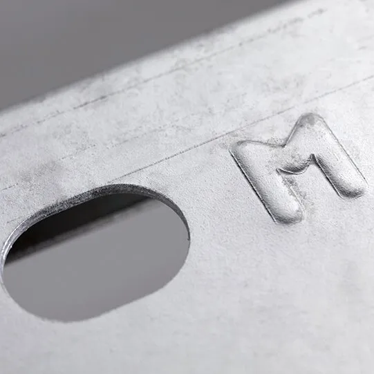 Detailaufnahme des silbernen Metallgehäuses des Rangierantriebs AL-KO Mammut S22 mit runder Öffnung und erhabenem M-Zeichen