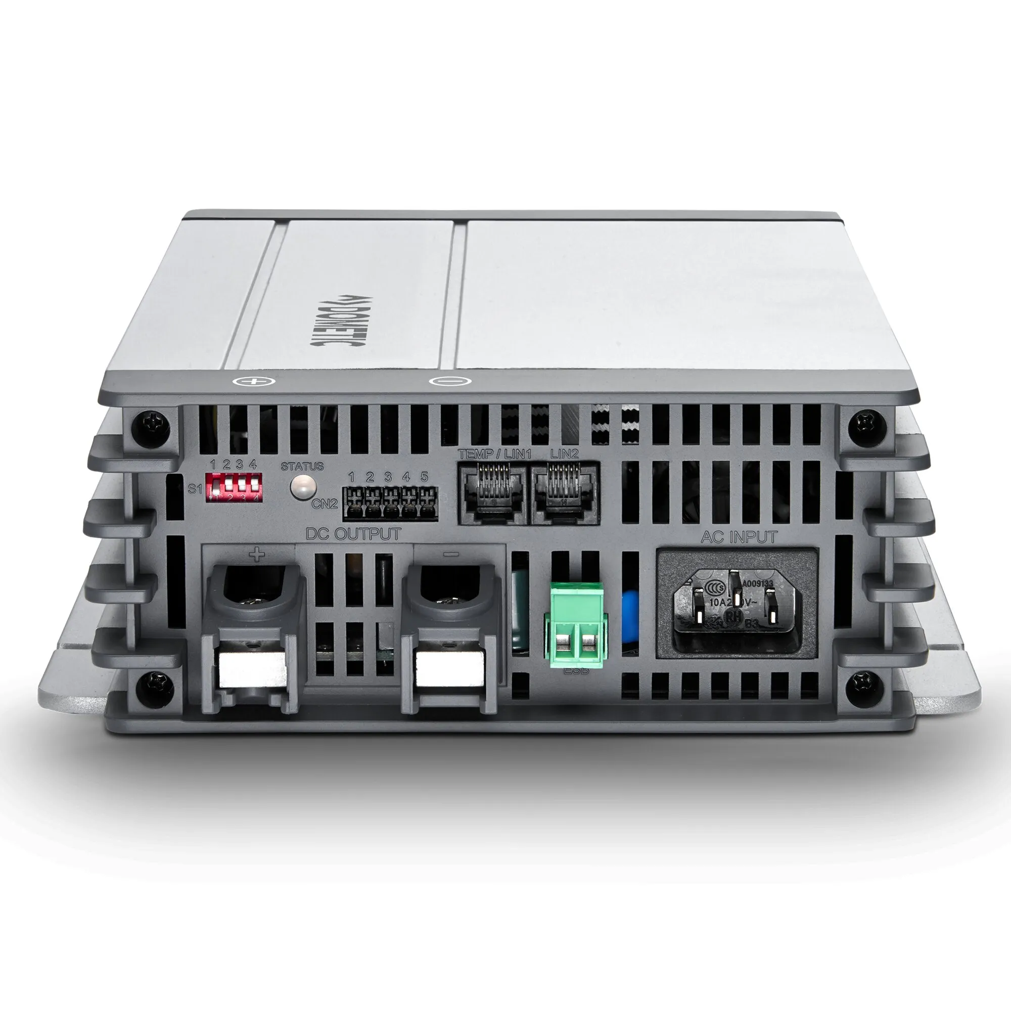 PerfectCharge MCA 15-A-Ladegerät mit silbernem Gehäuse, Lüftungsschlitzen und sichtbaren DC-, AC- und Statusanschlüssen