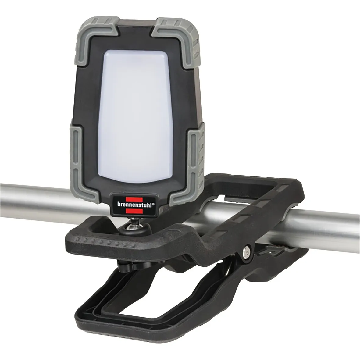 Mobiler Akku-LED-Arbeitsstrahler Brennenstuhl CL 1050 MA Clip mit schwarzem Gehäuse und großer Klemmhalterung an einem Rohr