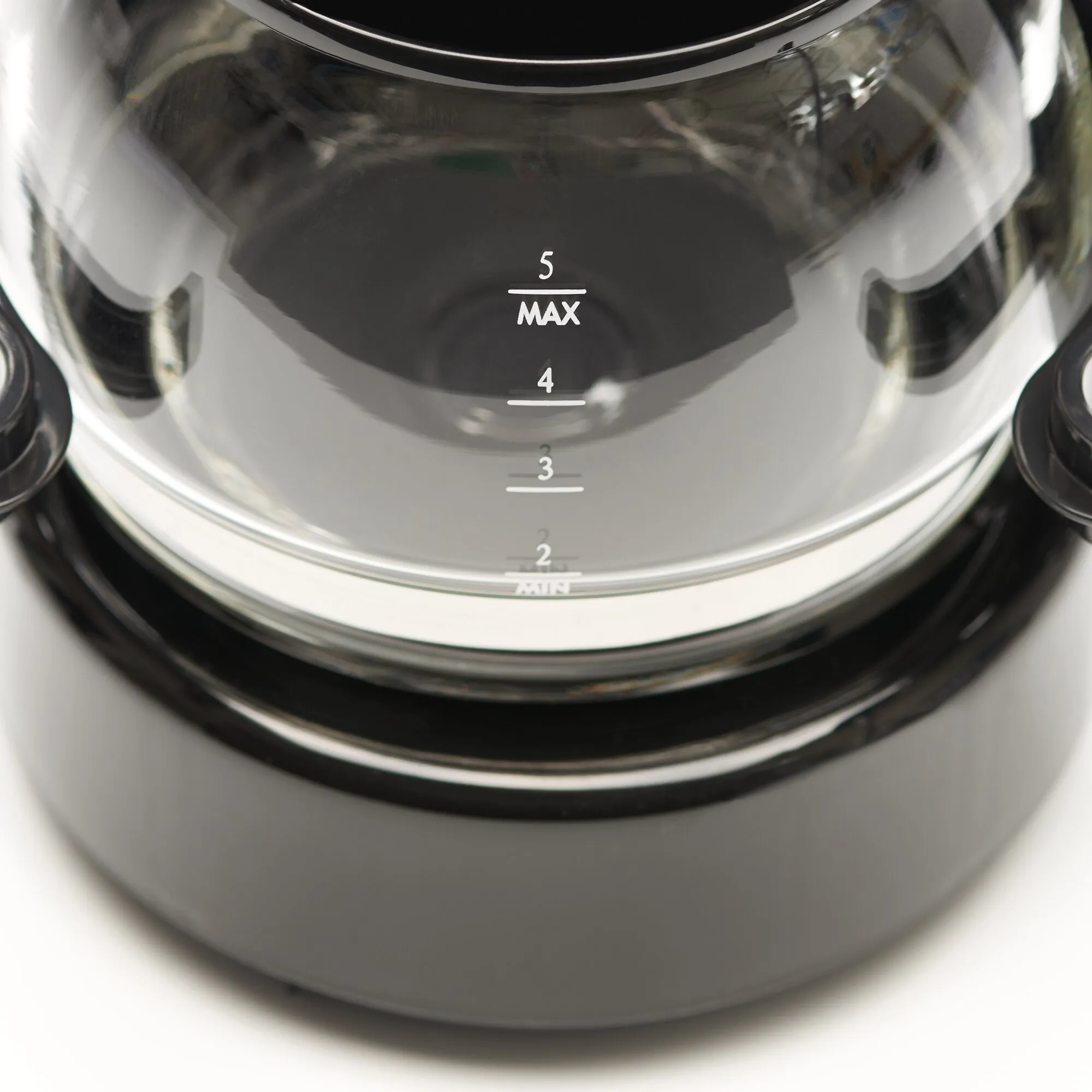 Detailaufnahme der schwarzen Kaffeemaschine Perfect Coffee mit transparenter Kanne und gut sichtbarer Füllstandsanzeige bis 5 Tassen