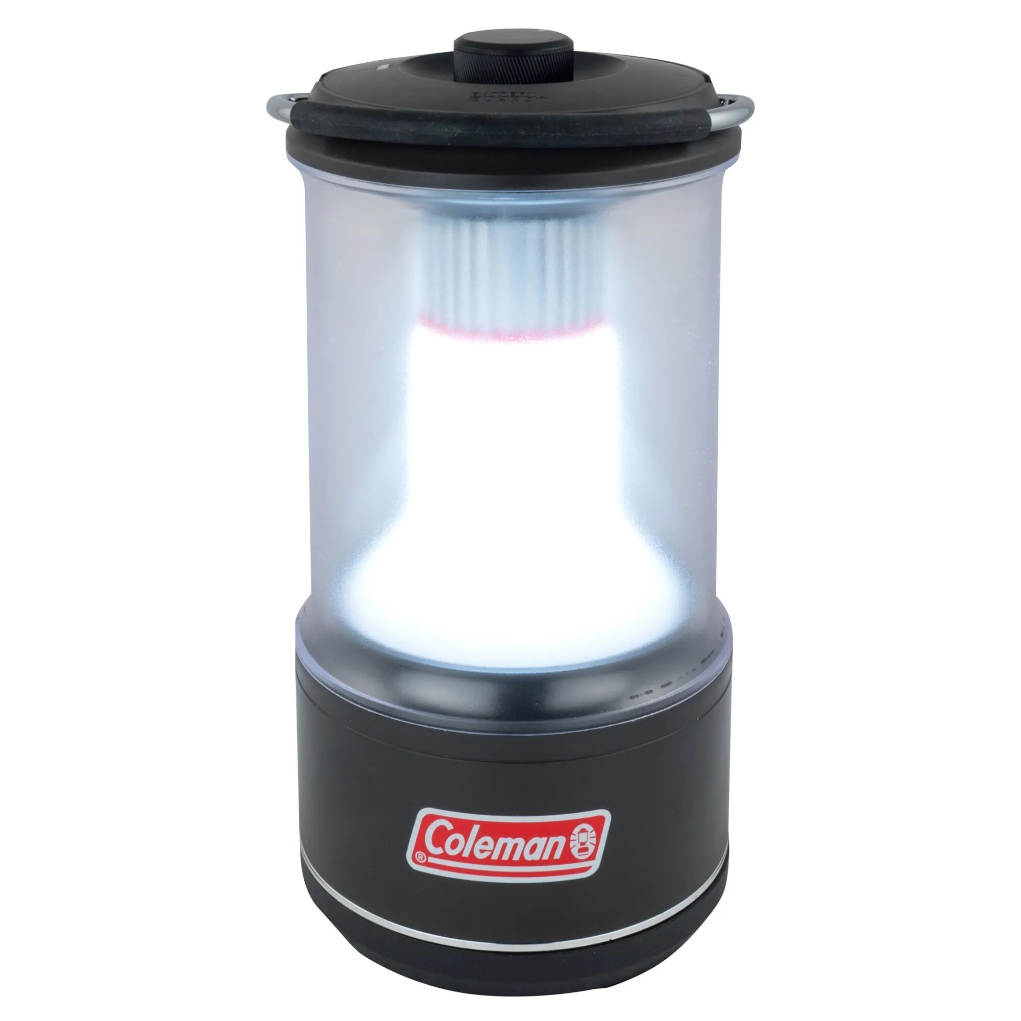 Schwarze Coleman BatteryGuard LED-Laterne mit 800 Lumen, milchig-weißem Leuchtkörper und Tragebügel, eingeschaltet
