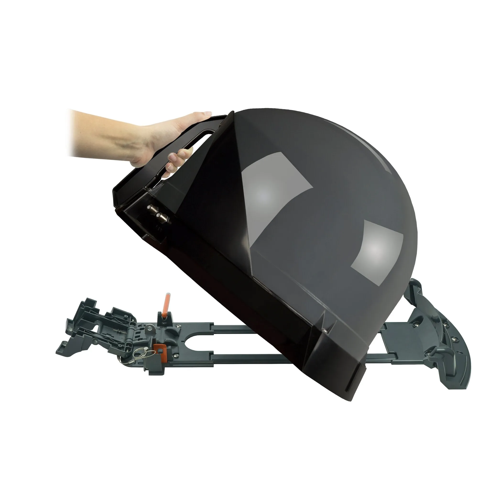Schwarze Quick-Out-Halterung mit großer Schutzhaube, die von einer Hand angehoben und vom grauen Befestigungsrahmen gelöst wird