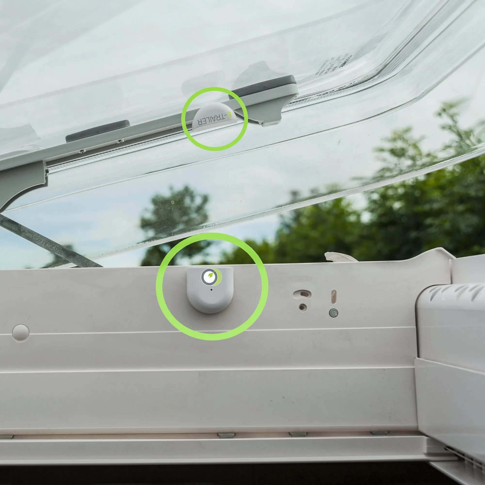 E-Switch Sensor zur Tür- und Fensterüberwachung, weiß am Fensterrahmen montiert, mit magnetischem Gegenstück am Fensterflügel markiert