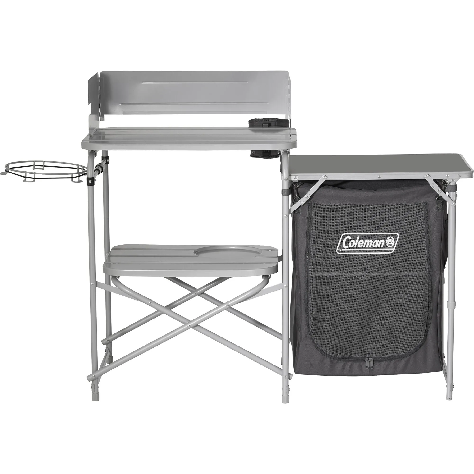 Graue Coleman-Campingküche mit klappbaren Ablagen, Windschutz, seitlichem Gaskocher-Ring und schwarzer Stautasche