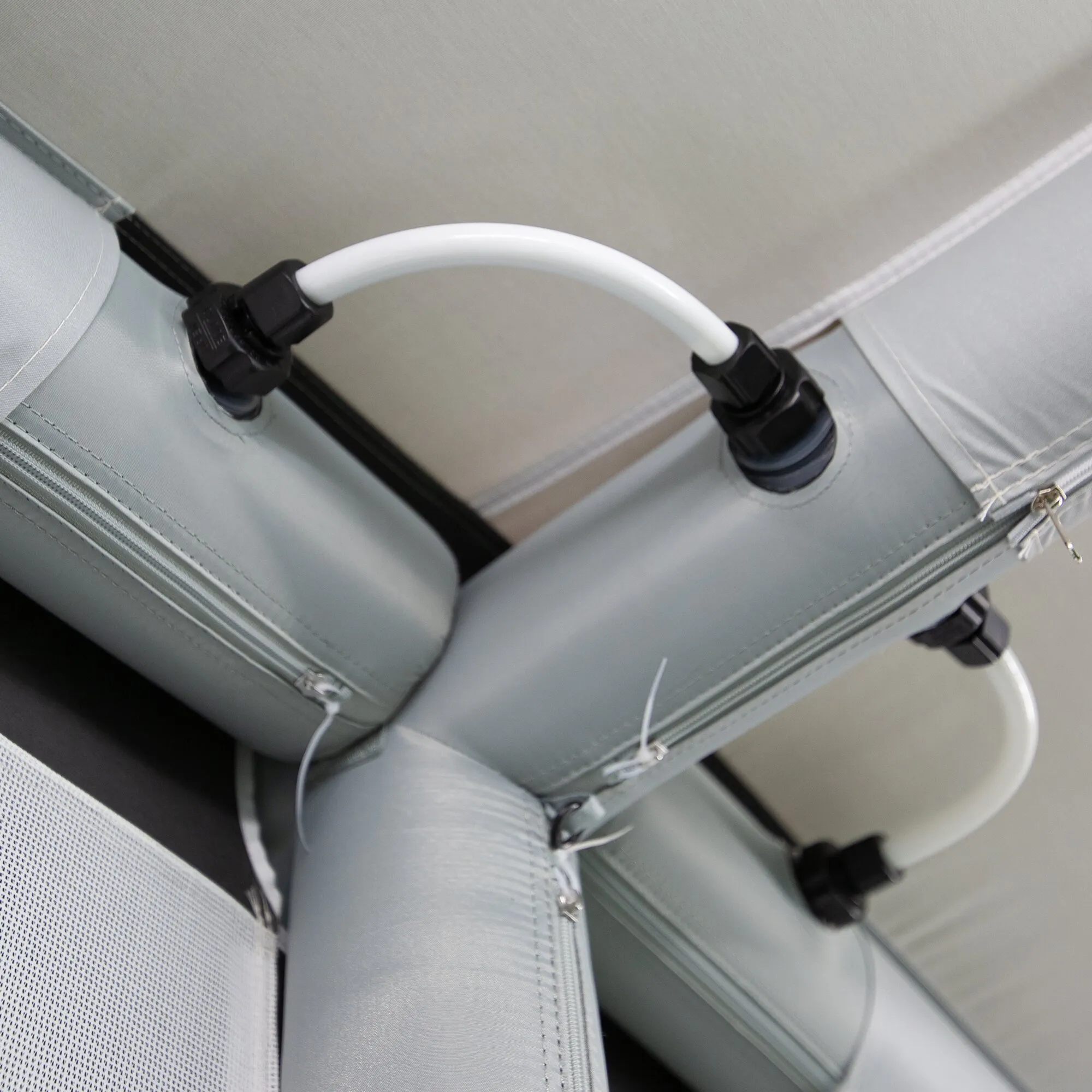 Detailaufnahme des grauen Reisevorzelts Octavia Air mit weißen Luftschläuchen, schwarzen Verbindern und Reißverschlüssen