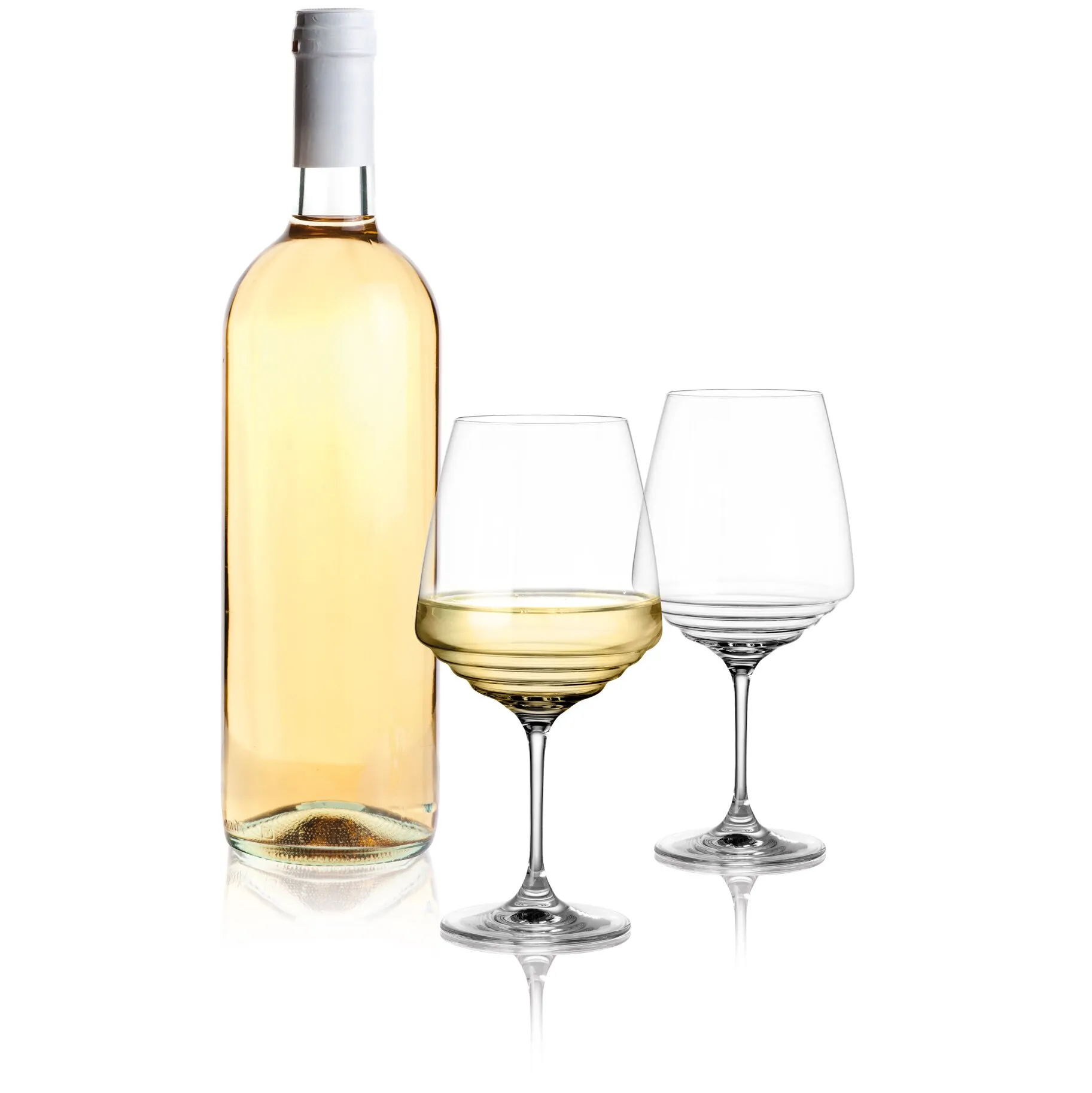 Zwei transparente Spherica-Weingläser neben einer Flasche Weißwein, eines der Gläser ist mit Wein gefüllt