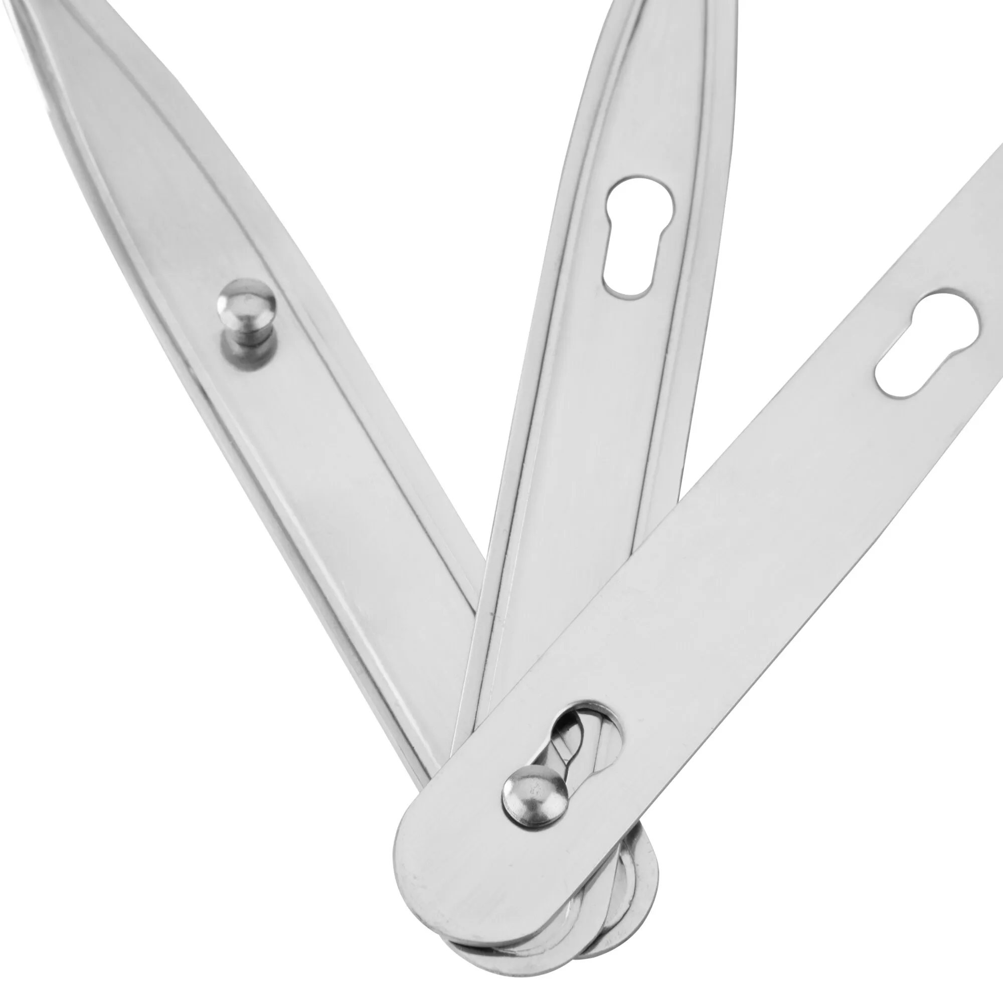 Silberfarbenes Essbesteck Basic aus Metall als Detailaufnahme mit überlappenden Griffen und sichtbaren Verbindungsnieten