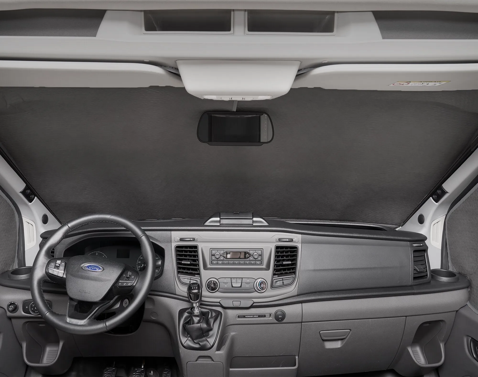 Innenraum einer Ford Transit Fahrerkabine mit anthrazitfarbener Innenisoliermatte Travel, Dachverkleidung und Spiegel sichtbar