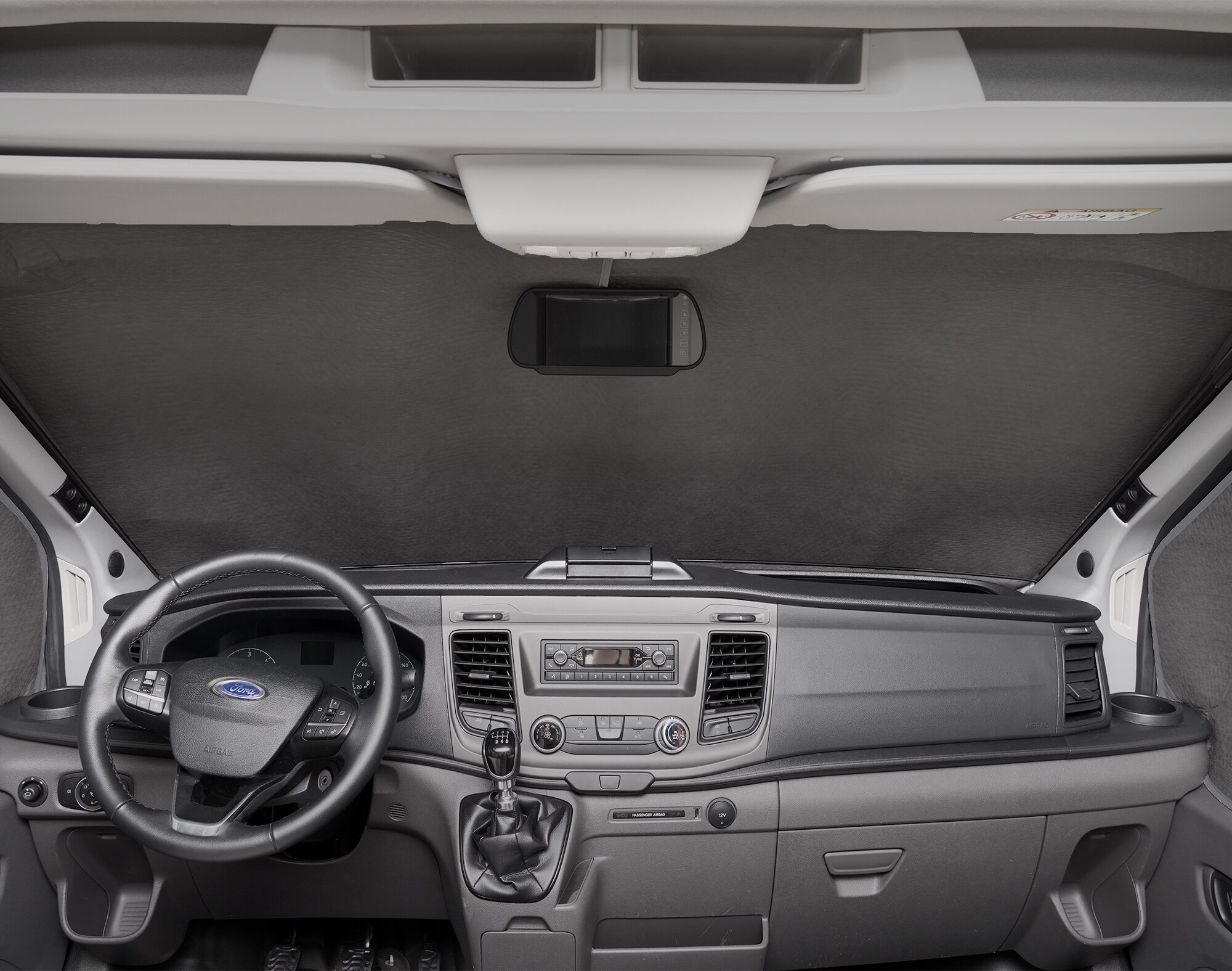 Innenraum einer Ford Transit Fahrerkabine mit anthrazitfarbener Innenisoliermatte Travel, Dachverkleidung und Spiegel sichtbar