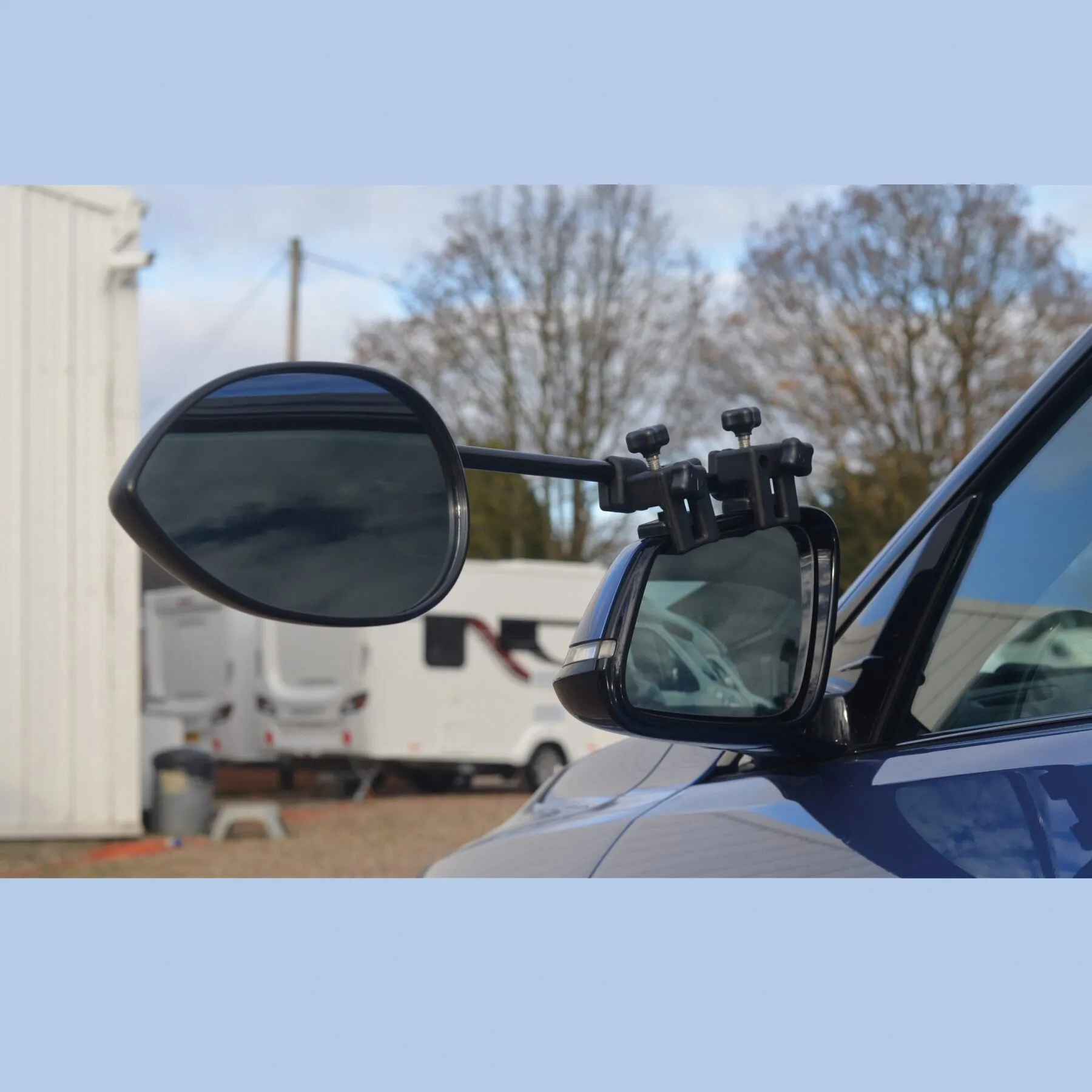 Schwarzes konvexes XL-Caravanspiegel-Set am Außenspiegel eines blauen Autos montiert, mit zwei verstellbaren Halterungen