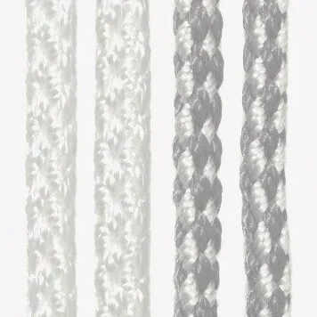 Detailaufnahme des silbernen Türvorhangs Korda mit floral gemusterten und geflochtenen, nebeneinander hängenden Bändern