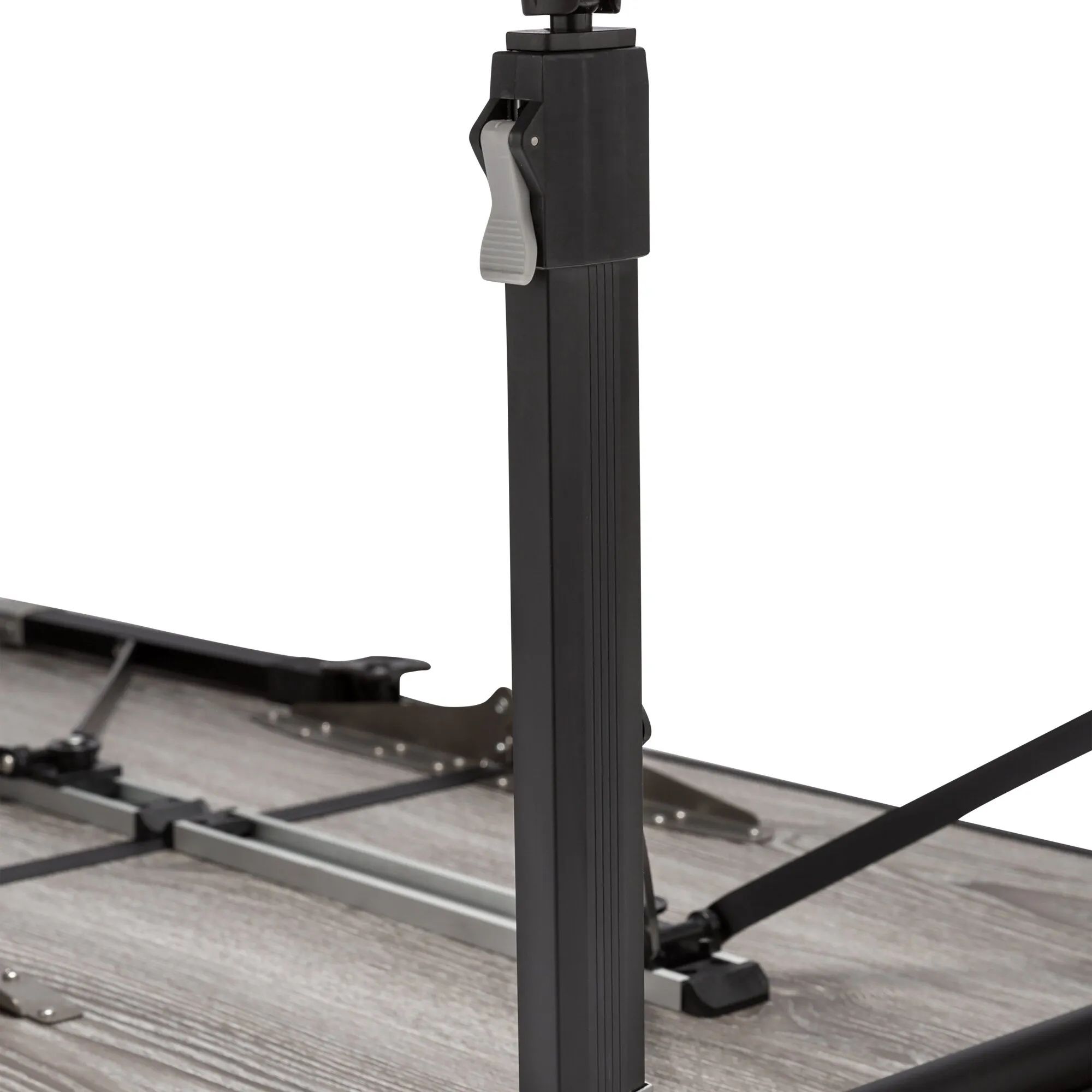 Detailaufnahme des schwarzen Campingtischs Elutop Compack 120 mit geriffeltem Tischbein, Klapphebel und Untergestell