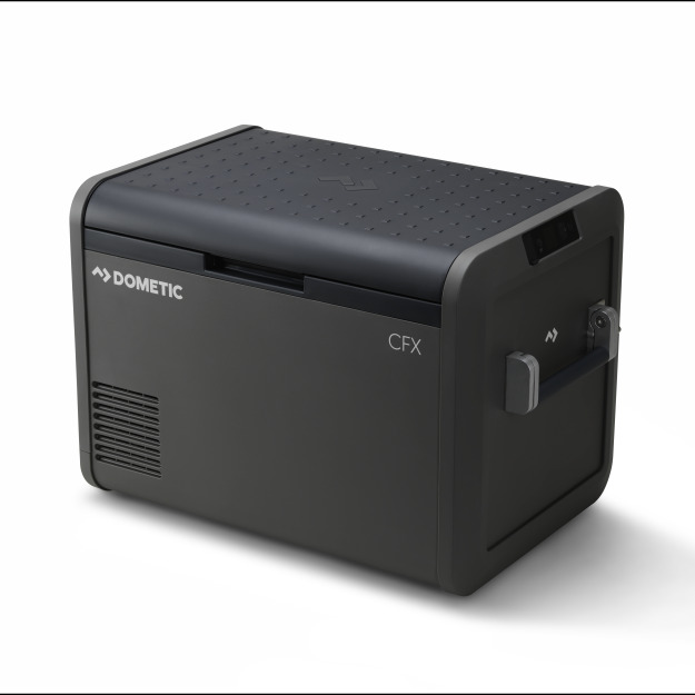 Dometic CFX5 55IM Kühlbox in Dunkelgrau, Seiten- und Frontansicht mit Griff und Verriegelung, unten links sichtbare Belüftung