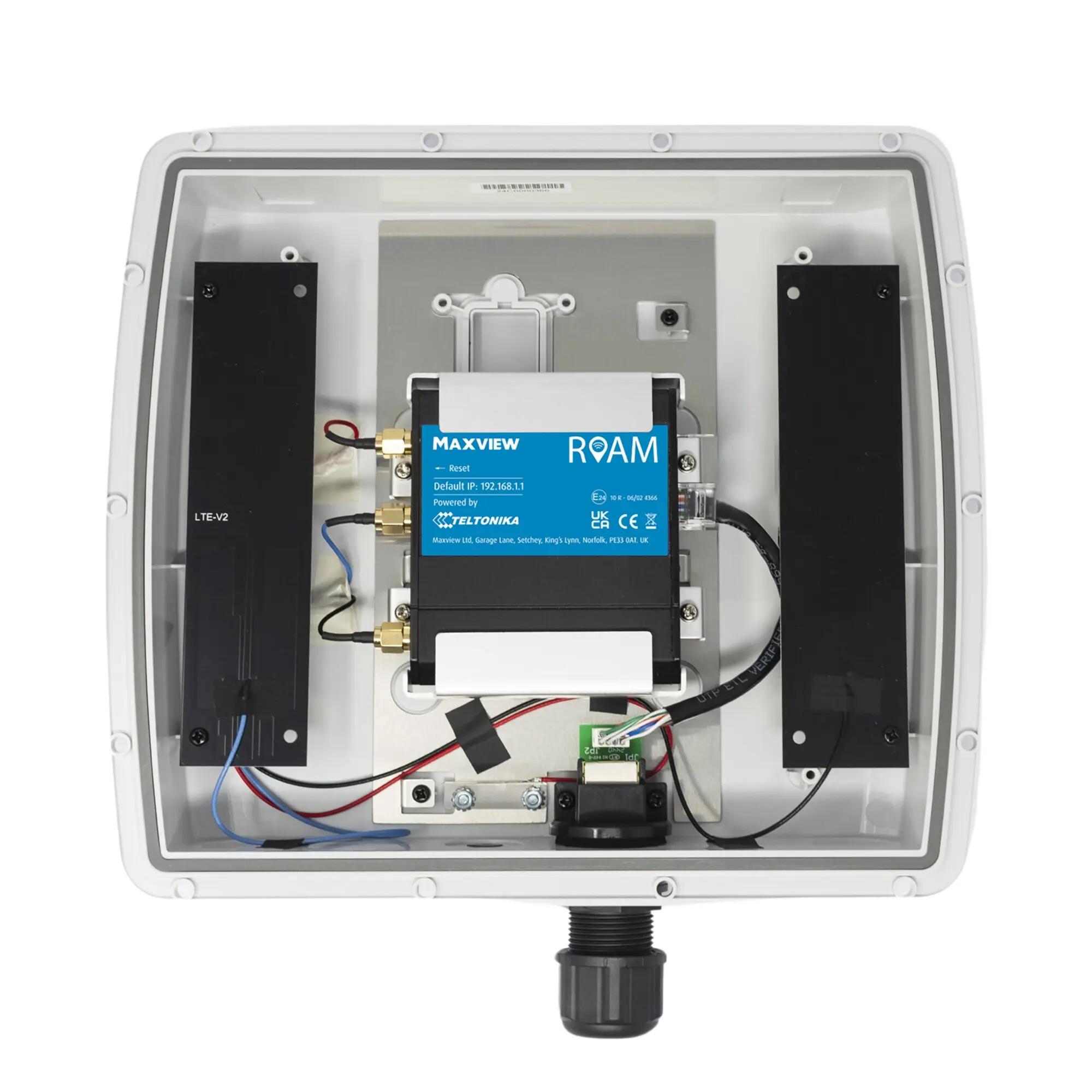 Geöffnetes weißes Maxview Roam Basecamp Routergehäuse mit schwarzem LTE-V2-Modul, Antennen und sichtbarer Verkabelung