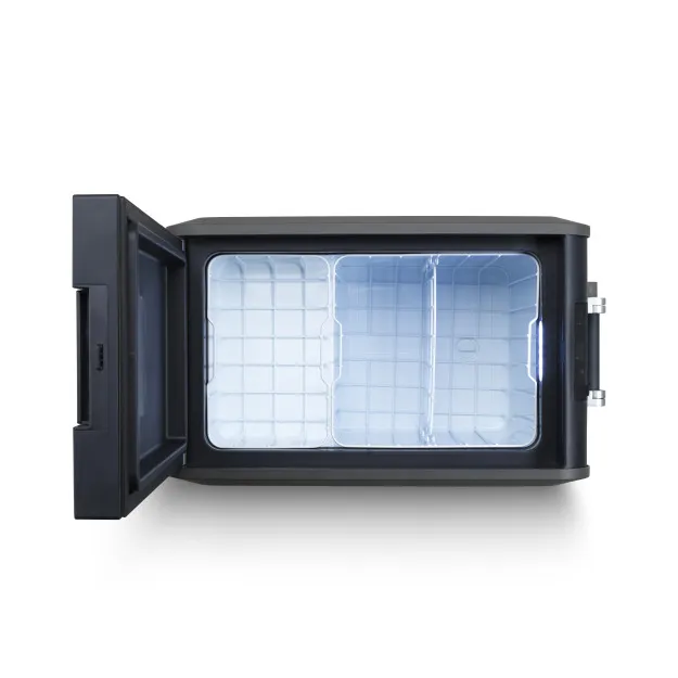 Schwarze Kühlbox CFX5 45 mit geöffnetem Deckel und leerem, beleuchtetem Innenraum mit zwei Fächern