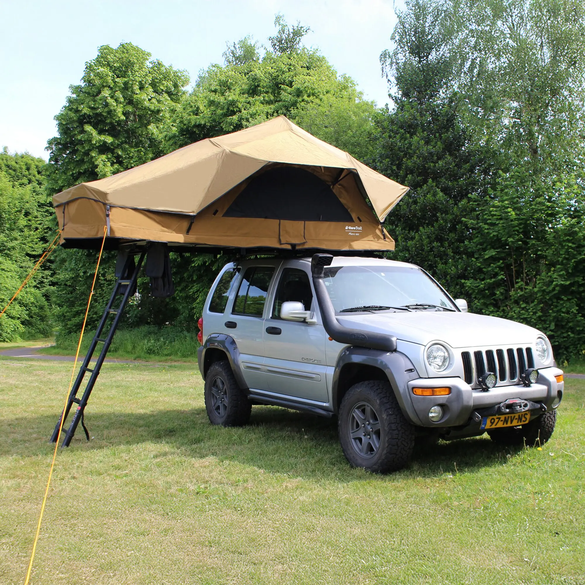 EuroTrail Dachzelt Mara 140 in beige auf einem SUV montiert seitliche Leiter orange Spanngurte geöffnet Blick auf Bäume und Himmel