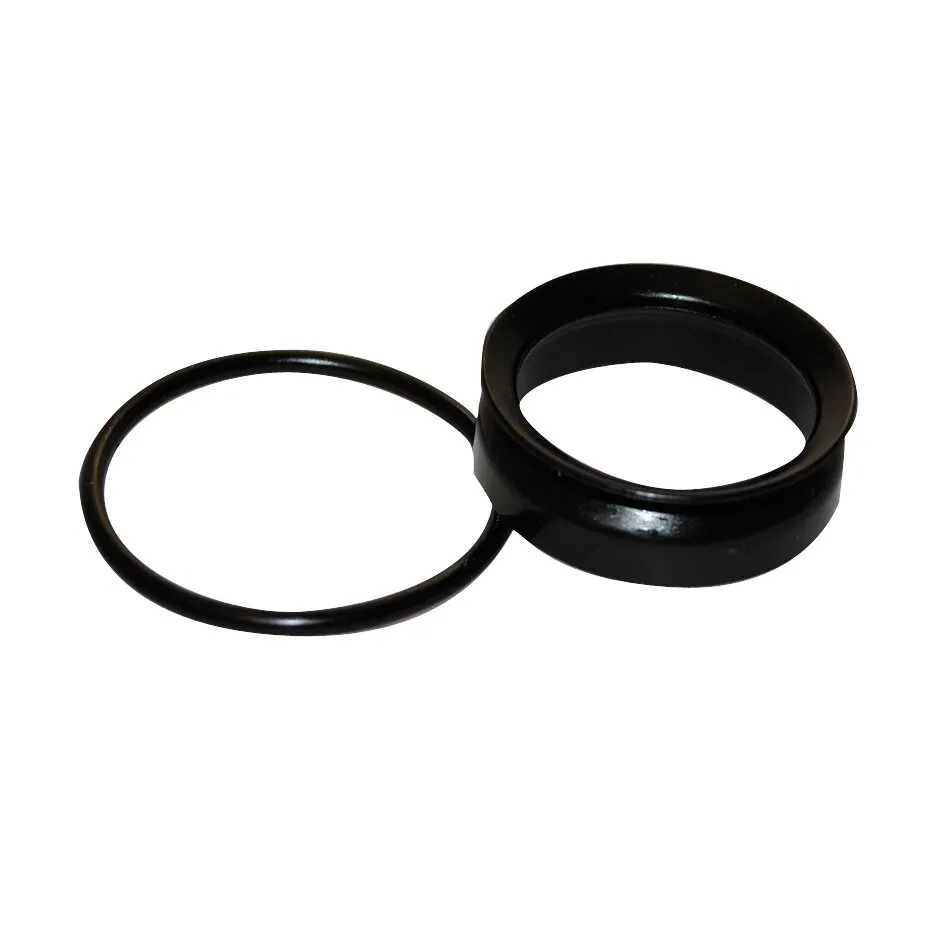 Schwarze Dichtung für ein Automatikventil mit rundem O-Ring und breitem ringförmigem Dichtelement auf weißem Hintergrund