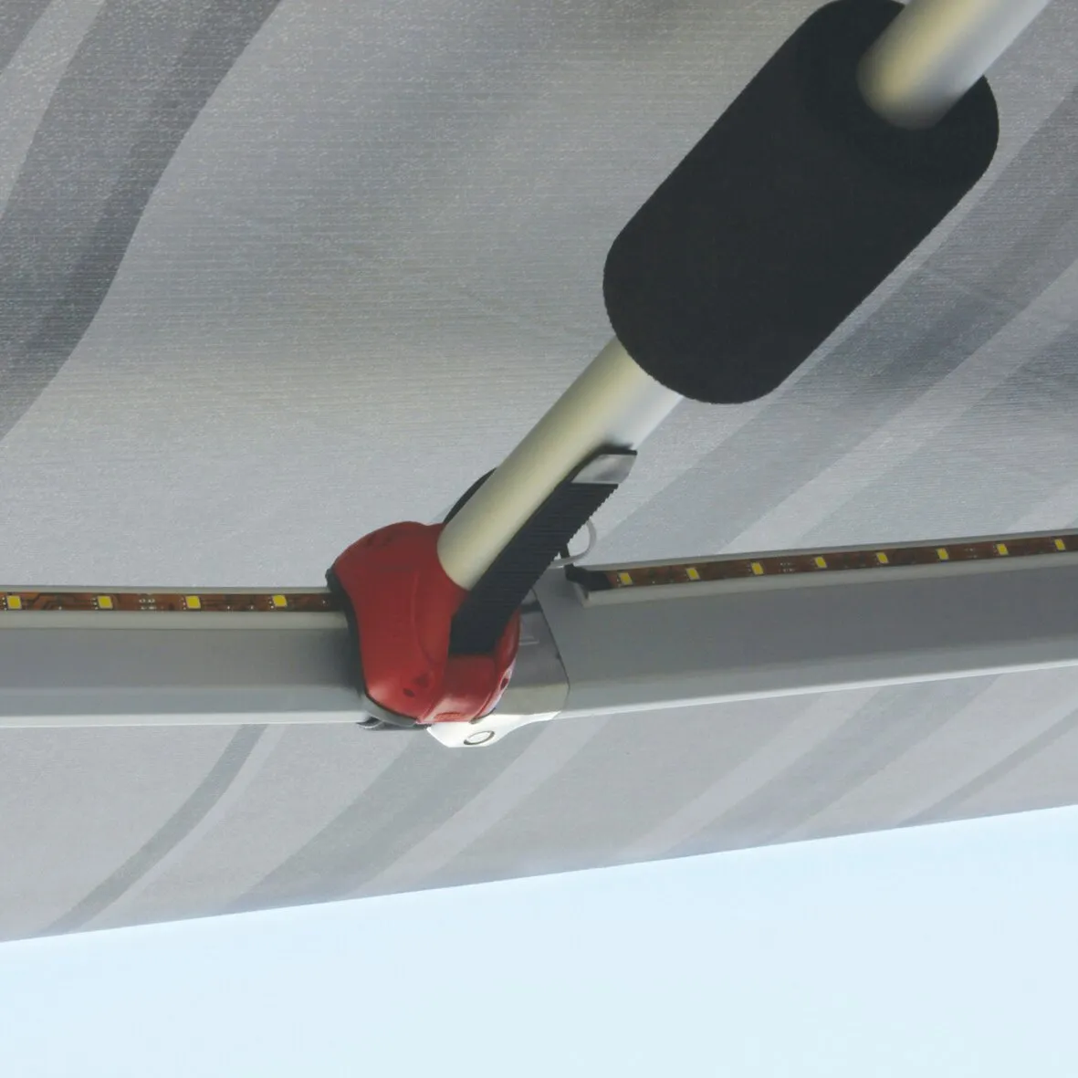 Detailansicht der Querstange Magicrafter 400 mit silberner Stange, schwarzem Polstergriff und roten Befestigungselementen