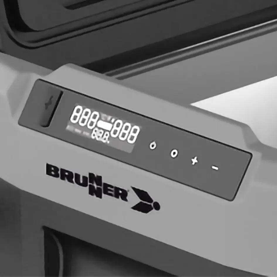 Brunner Polarys Freeze DZW50 Frontseite eines Kühlgeräts mit digitaler Anzeige 888-888, Funktionsknöpfen und sichtbarem Brunner-Logo