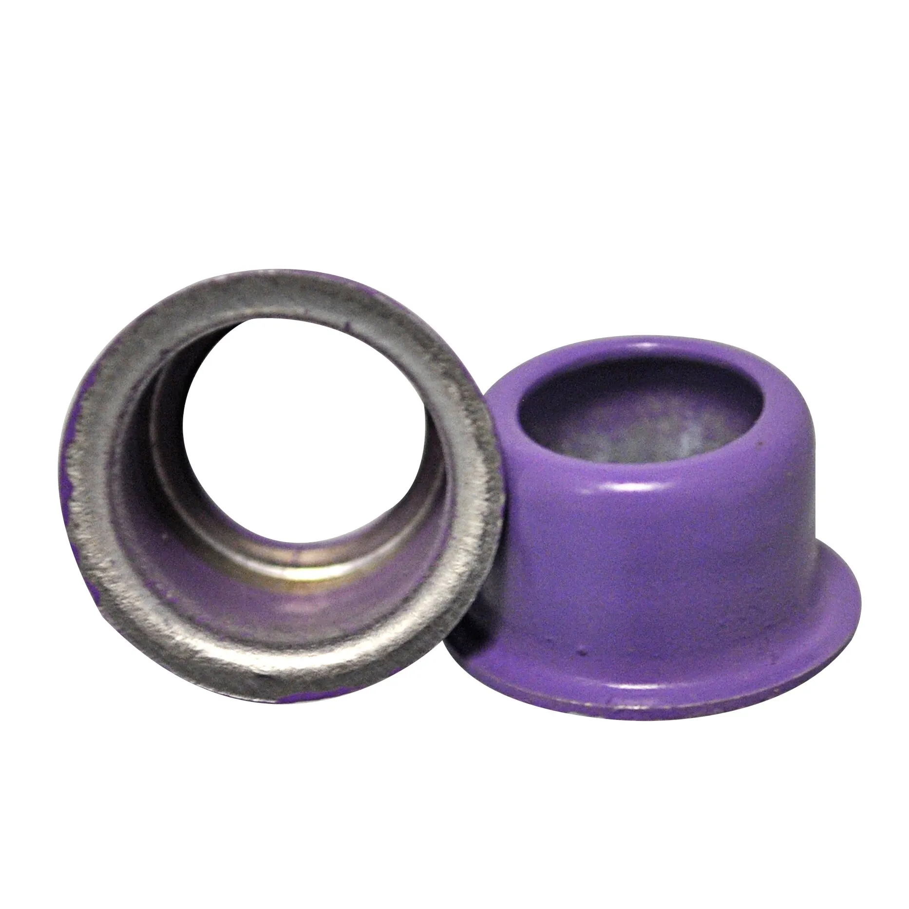 Violette Injektorkomponenten mit zylindrischer Form, breitem Flansch und sichtbarem Metallring, nebeneinander dargestellt