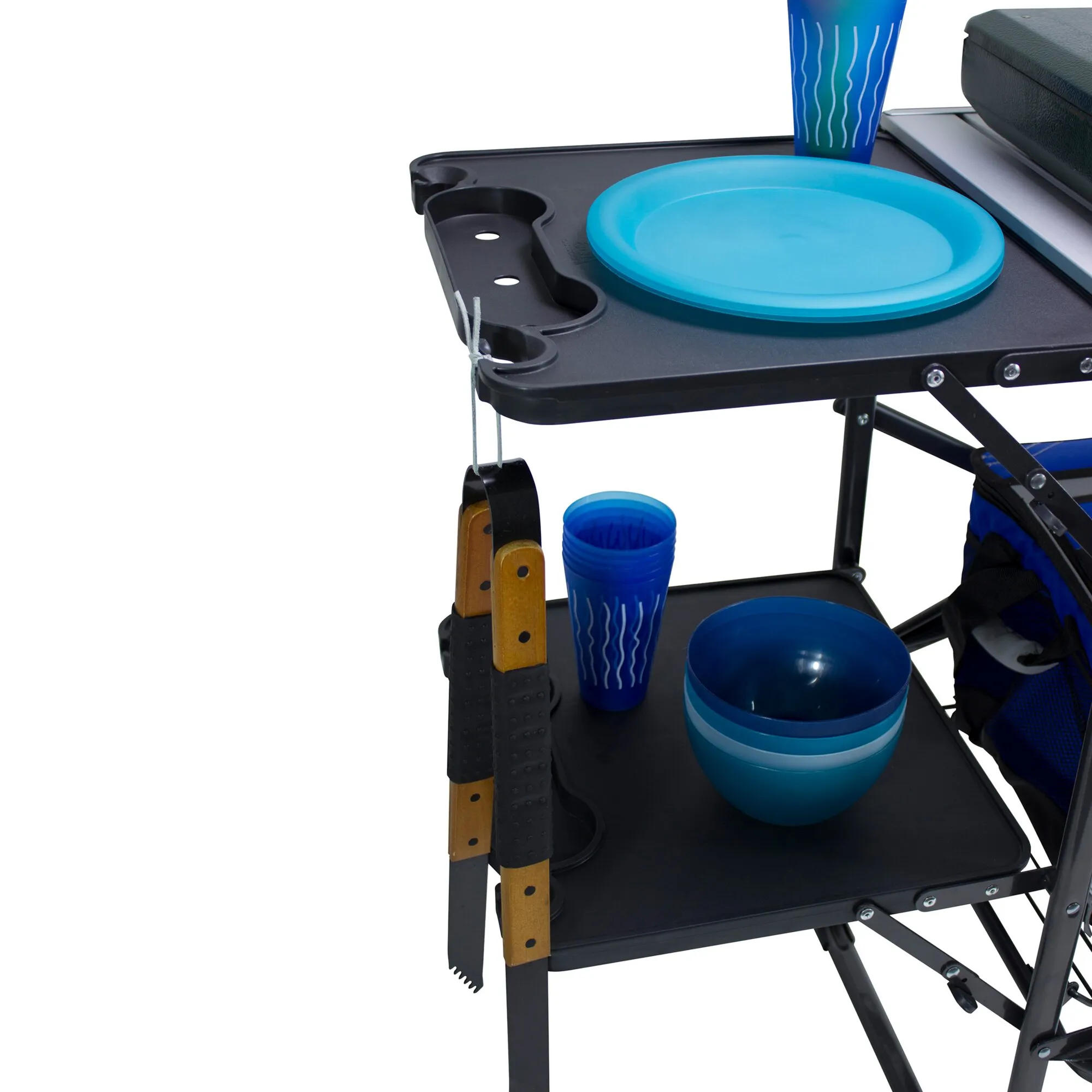 Schwarze faltbare Campingküche mit zwei Ablageflächen, Getränkehaltern, Besteckhalter und blauem Campinggeschirr geschniegelt