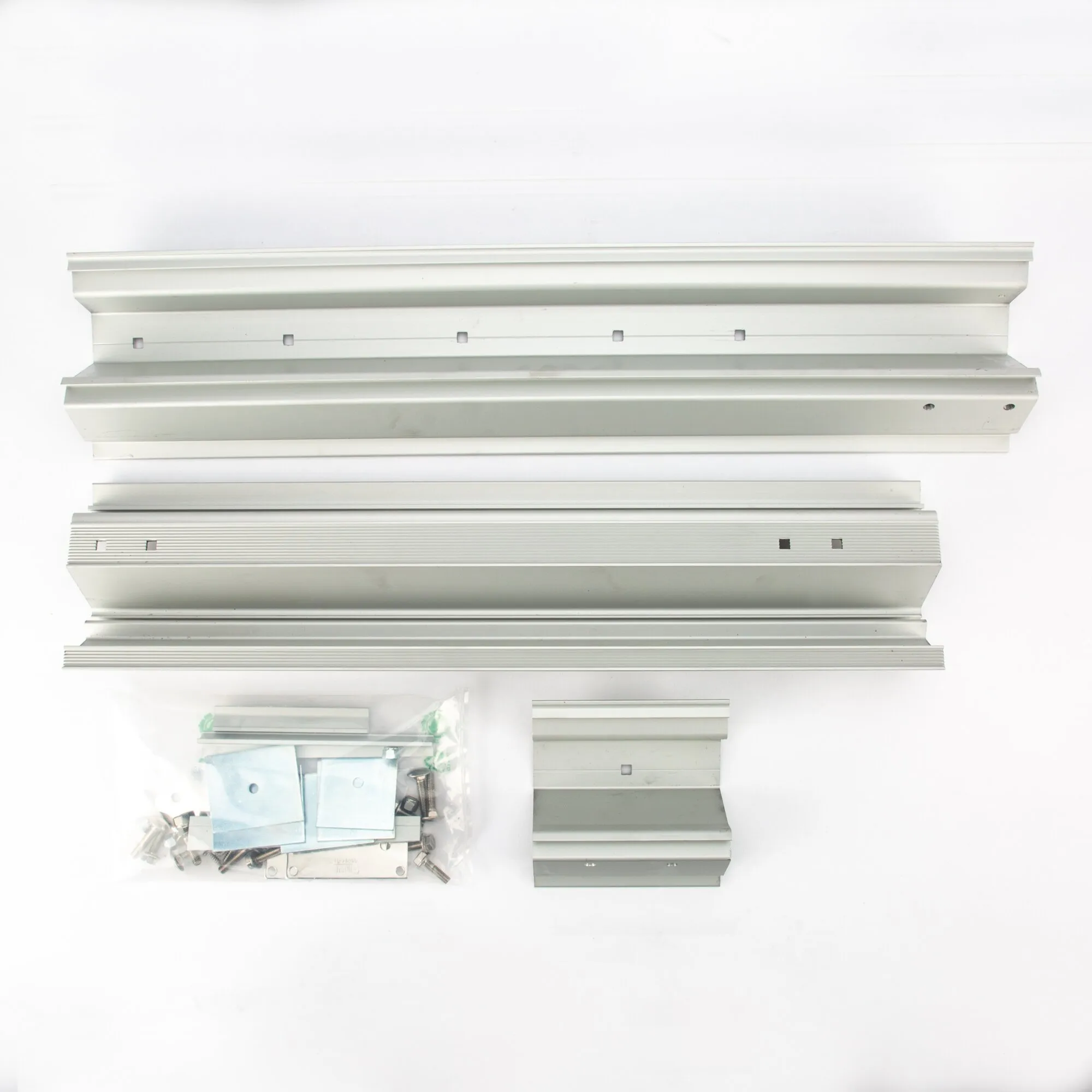 Kit für Mercedes Sprinter und VW Crafter High Roof mit mehreren Aluminiumprofilen, Halterungen und Befestigungsmaterial