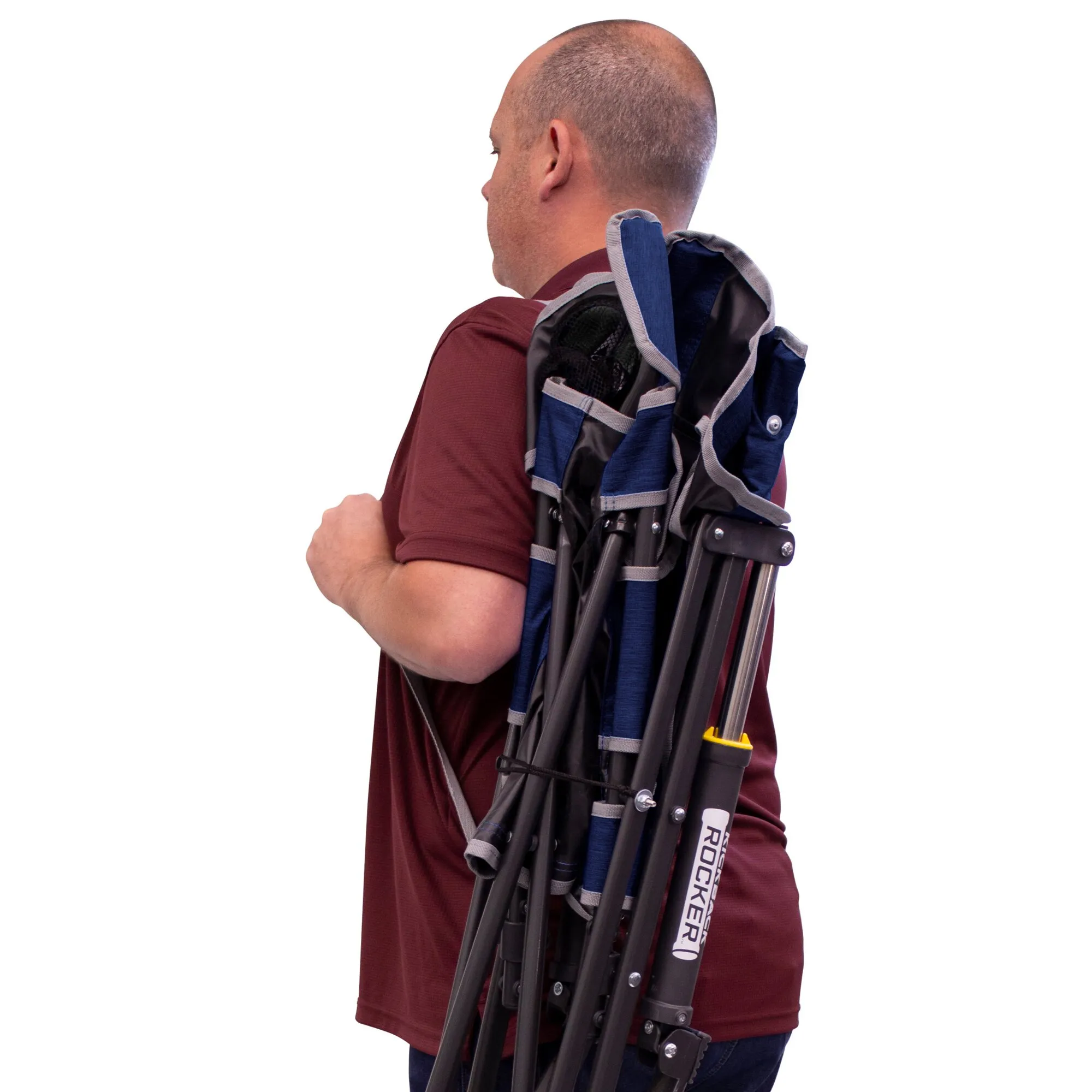 Mann trägt den zusammengeklappten, indigo-blauen Camping-Schaukelstuhl Kickback Rocker als Rucksack geschniegelt