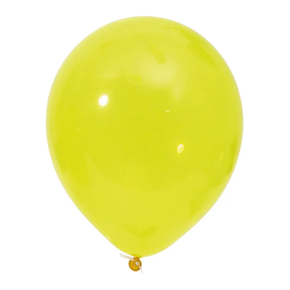 Gelber Latexballon in kugeliger Form, unten geknotet mit Schnur und kleinem Gewicht am Ende der Schnur, vor weißem Hintergrund