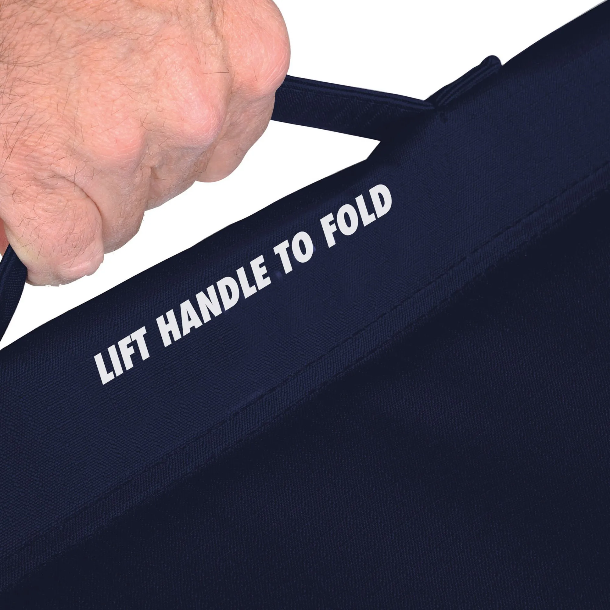 Detailaufnahme des blauen Stoffbezugs eines Camping-Schaukelstuhls mit handgehobenem Tragegriff und Aufdruck LIFT HANDLE TO FOLD