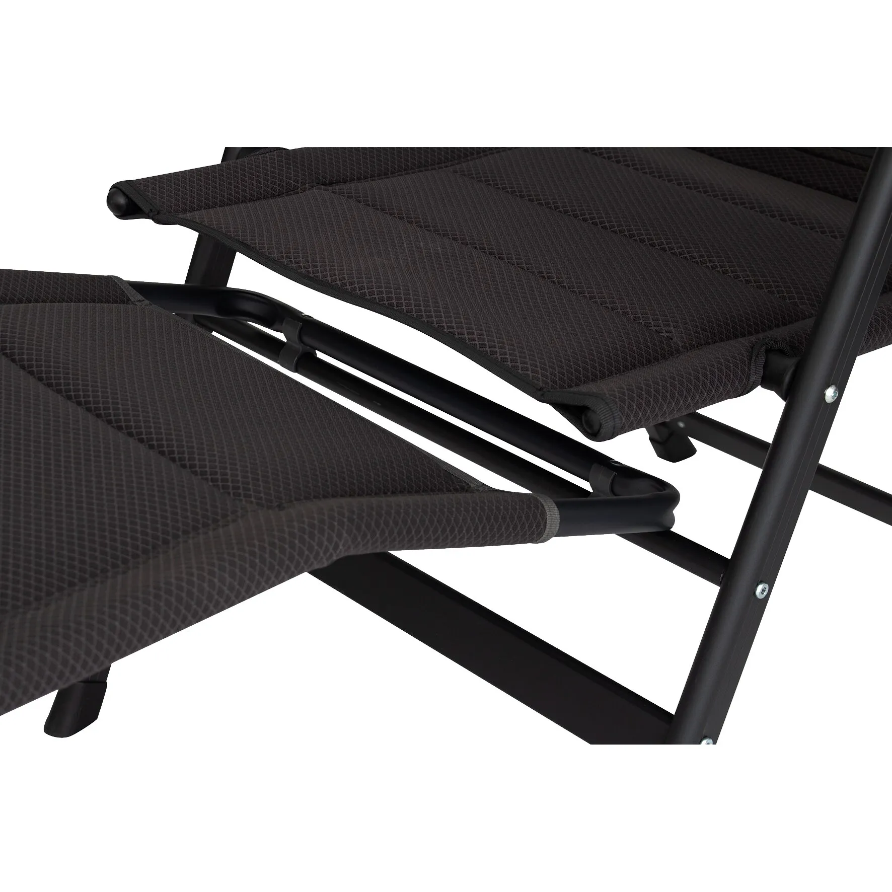 Detailaufnahme des schwarzen Campingklappstuhls Kendal Canyon High mit gepolsterter Sitzfläche und stabilem Metallgestell