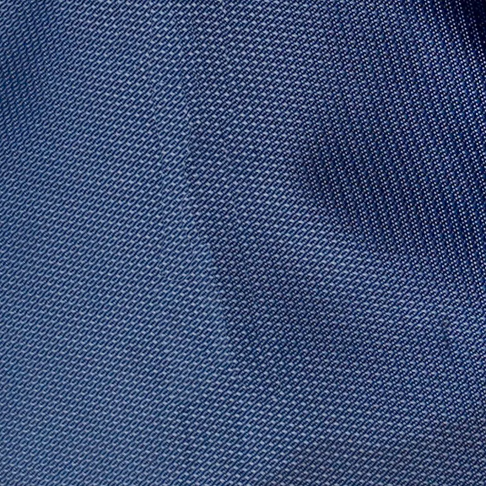 Detailaufnahme des dunkelblauen, fein gemusterten Oberflächenmaterials der Kühltasche Friobag mit dichter Struktur