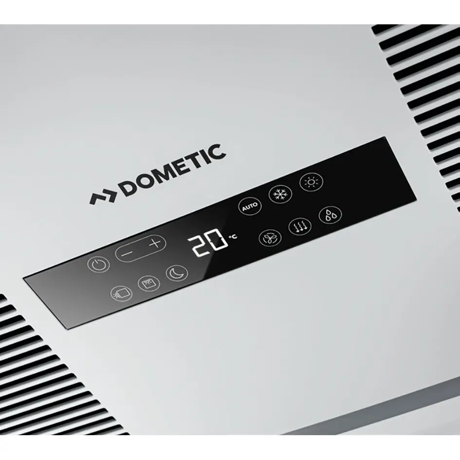 Weiße Dachklimaanlage mit schwarzer Bedieneinheit, Temperaturanzeige 20 °C, Dometic-Logo links, seitliche Luftschlitze sichtbar