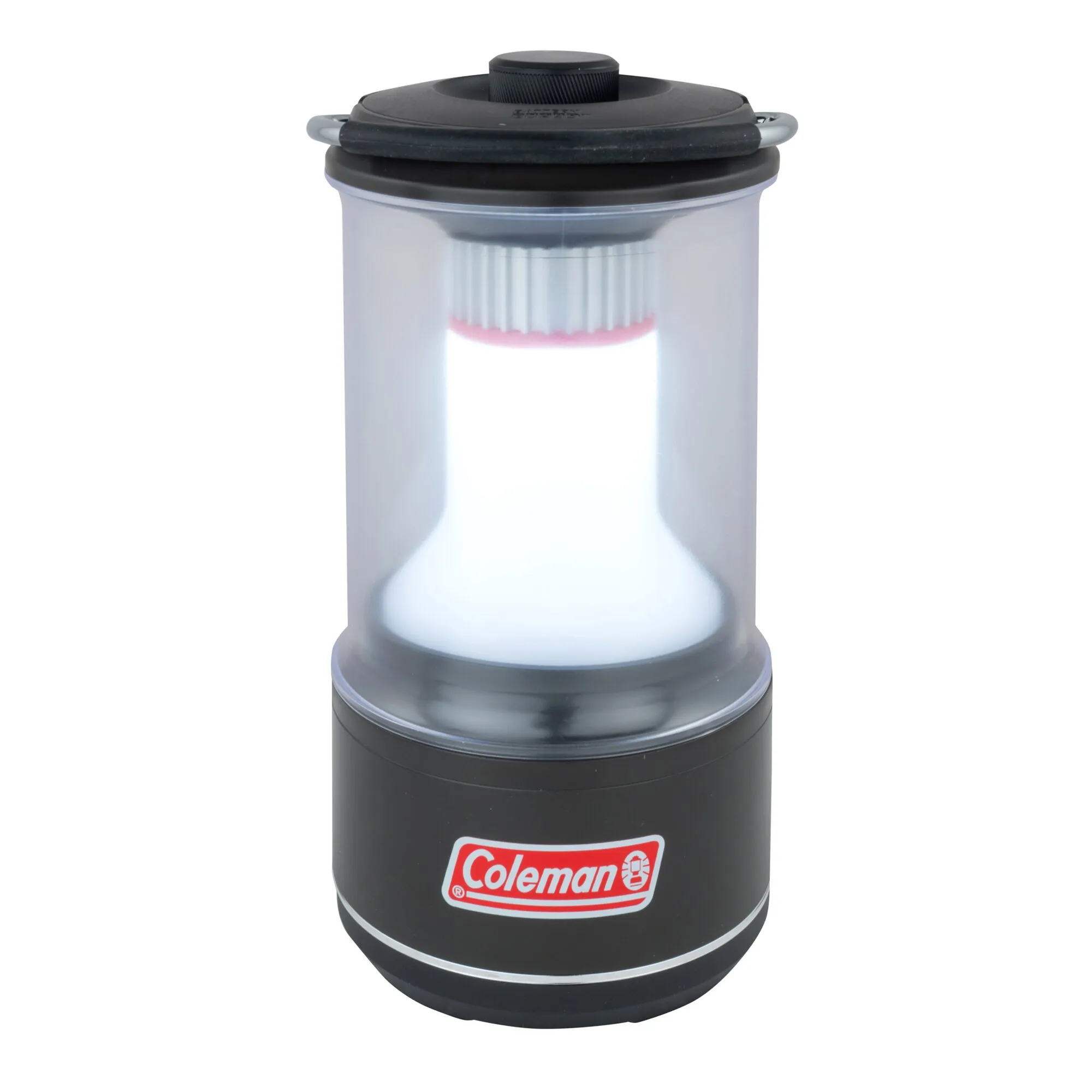 Schwarze Coleman BatteryGuard LED-Laterne mit transparentem Lampenkörper, Tragebügel und eingeschaltetem hellweißem Licht, 600 Lumen