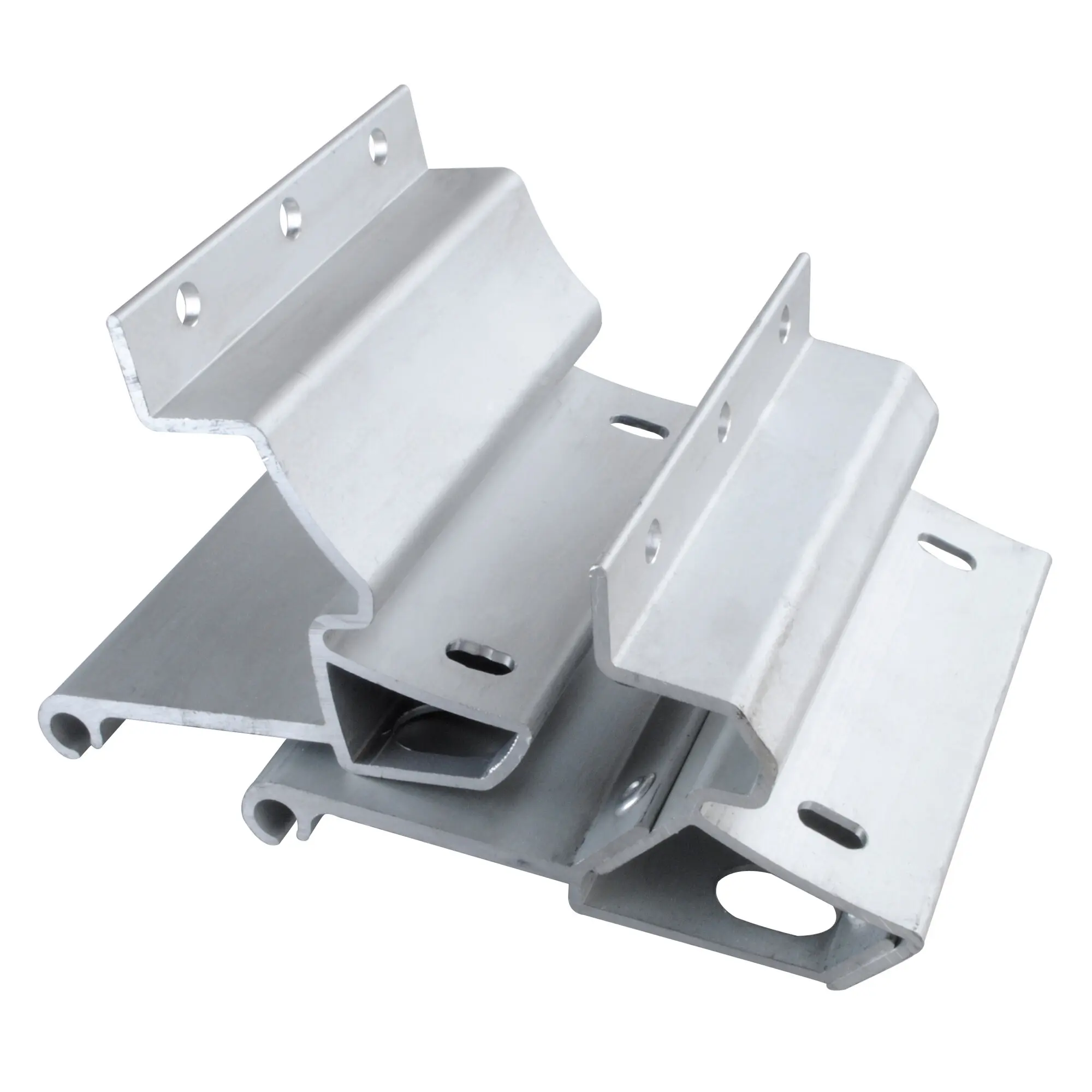 Nahaufnahme eines silbernen Montagesets aus Metall mit mehreren Haltewinkeln, Löchern und Aussparungen, Teil des VW T5/T6 California Kits