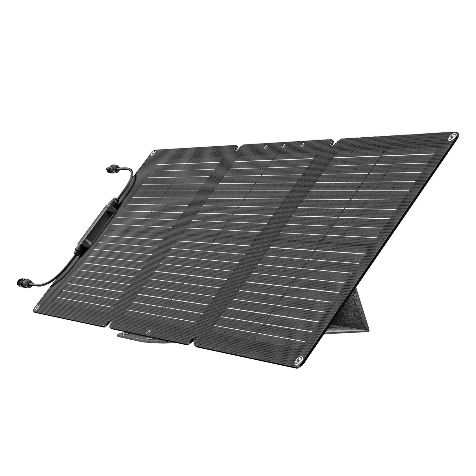 Faltbares Solarmodul mit dunklen Solarzellen, feinem Rastermuster, Metallrahmen und angeschlossenem Kabel am linken Rand vor weißem Hintergrund