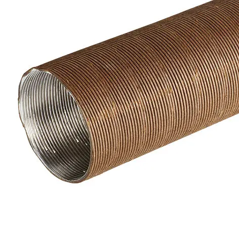 Rostbraunes Metallrohr mit feinen Spiralrillen an der Außenwand, offener Innenraum und glänzend silberner Innenfläche, Seitenperspektive