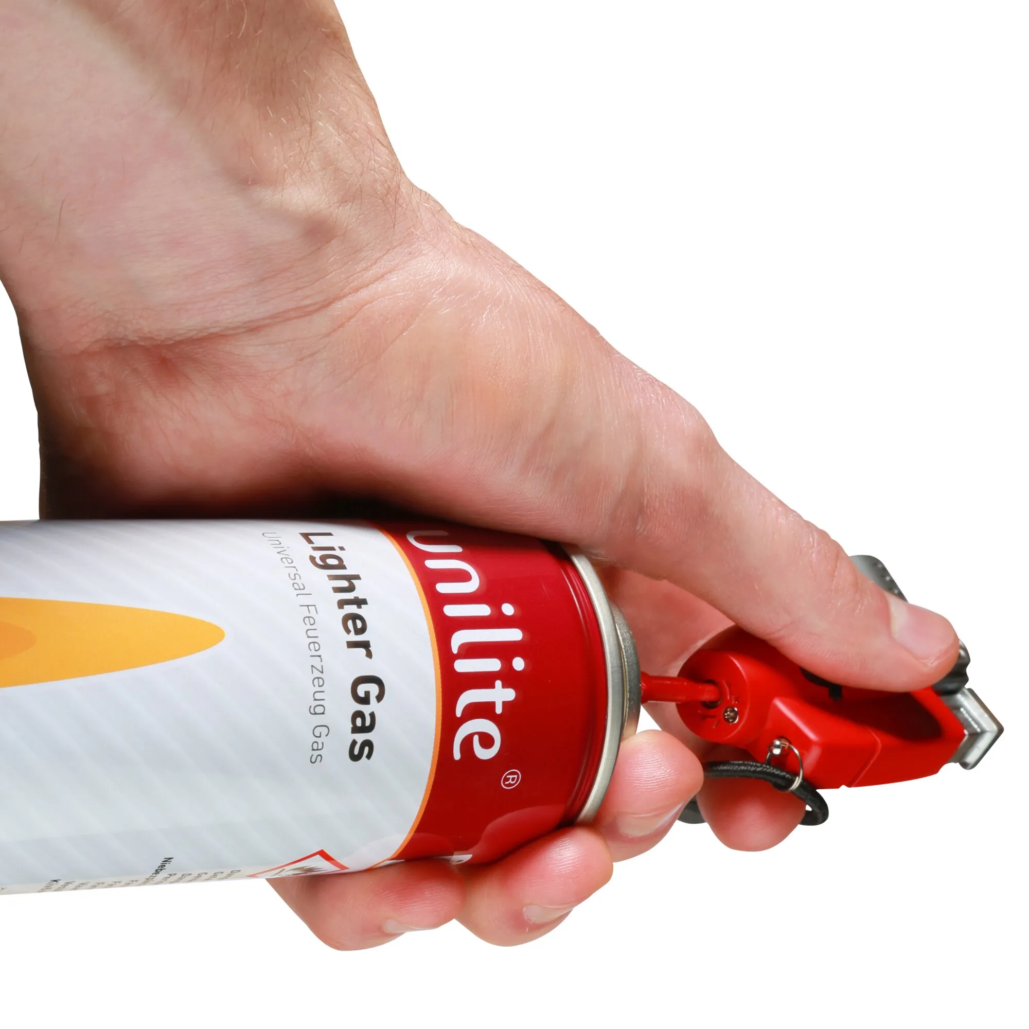 Rote Nachfüllgasdose mit Aufschrift „Universal Feuerzeug Gas“, die einen roten Gasbrenner befüllt, in einer Hand gehalten