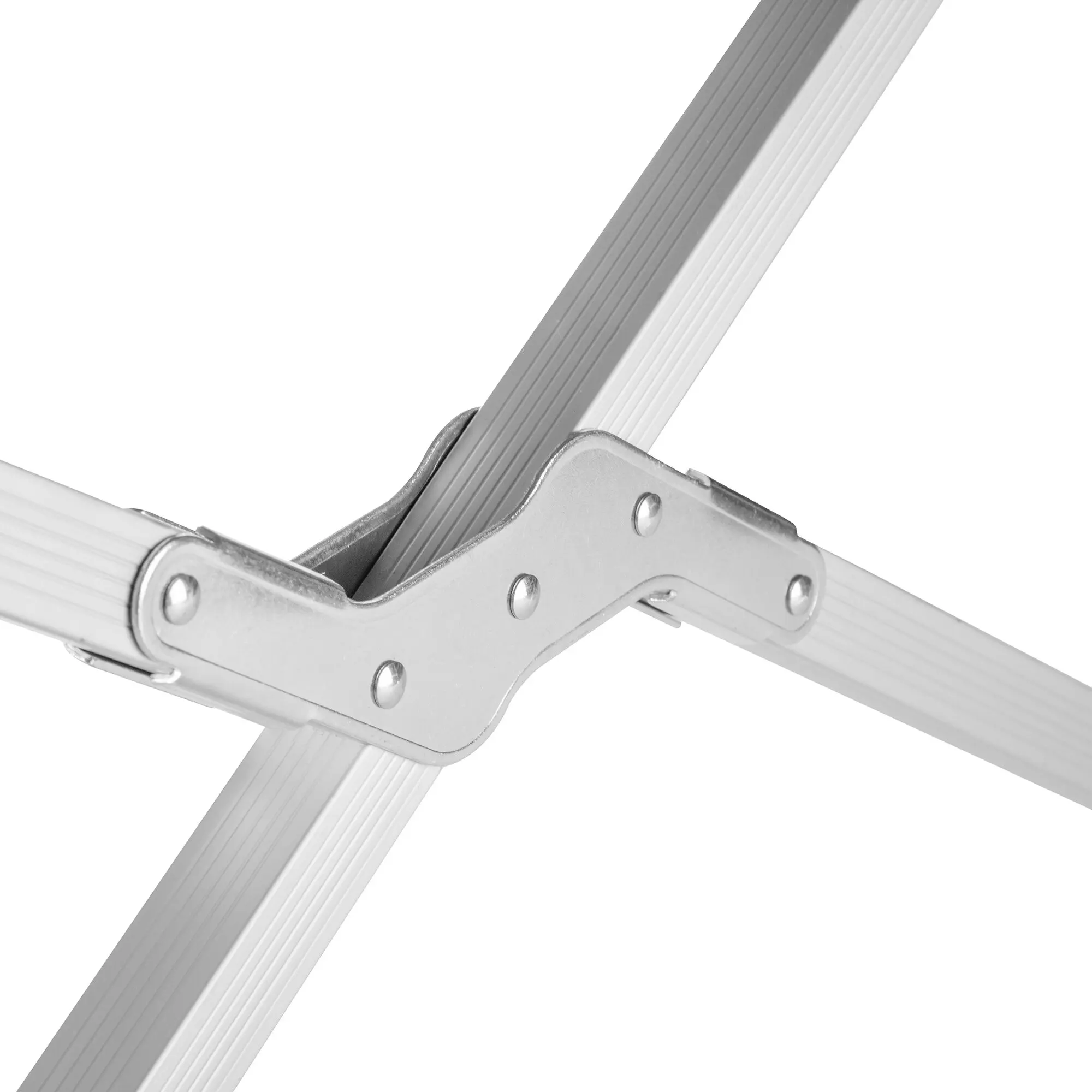Nahaufnahme eines silbernen Aluminiumrahmens mit geripptem Profil und Gelenkverbindung aus Metall, sichtbar Bolzen und Nieten