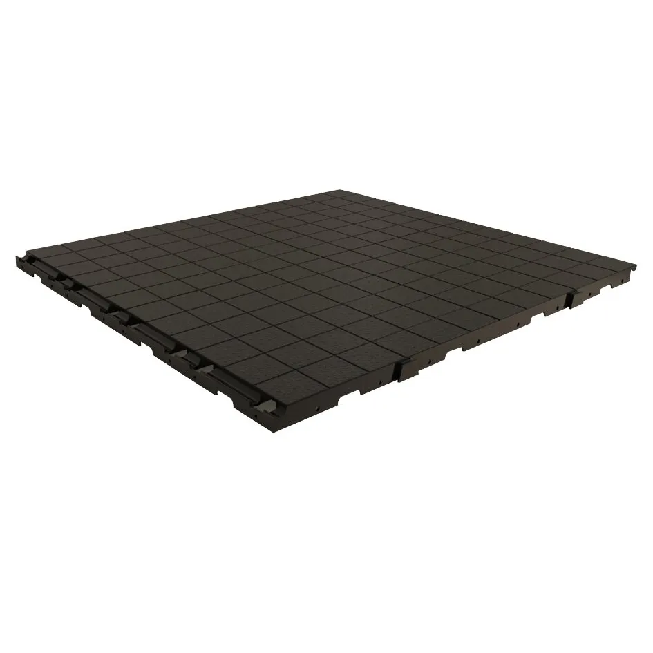 Schwarze Bodenfliese IsabellaFloor als quadratische Steckplatte mit fein gerasterter Oberfläche und seitlichen Verbindungselementen