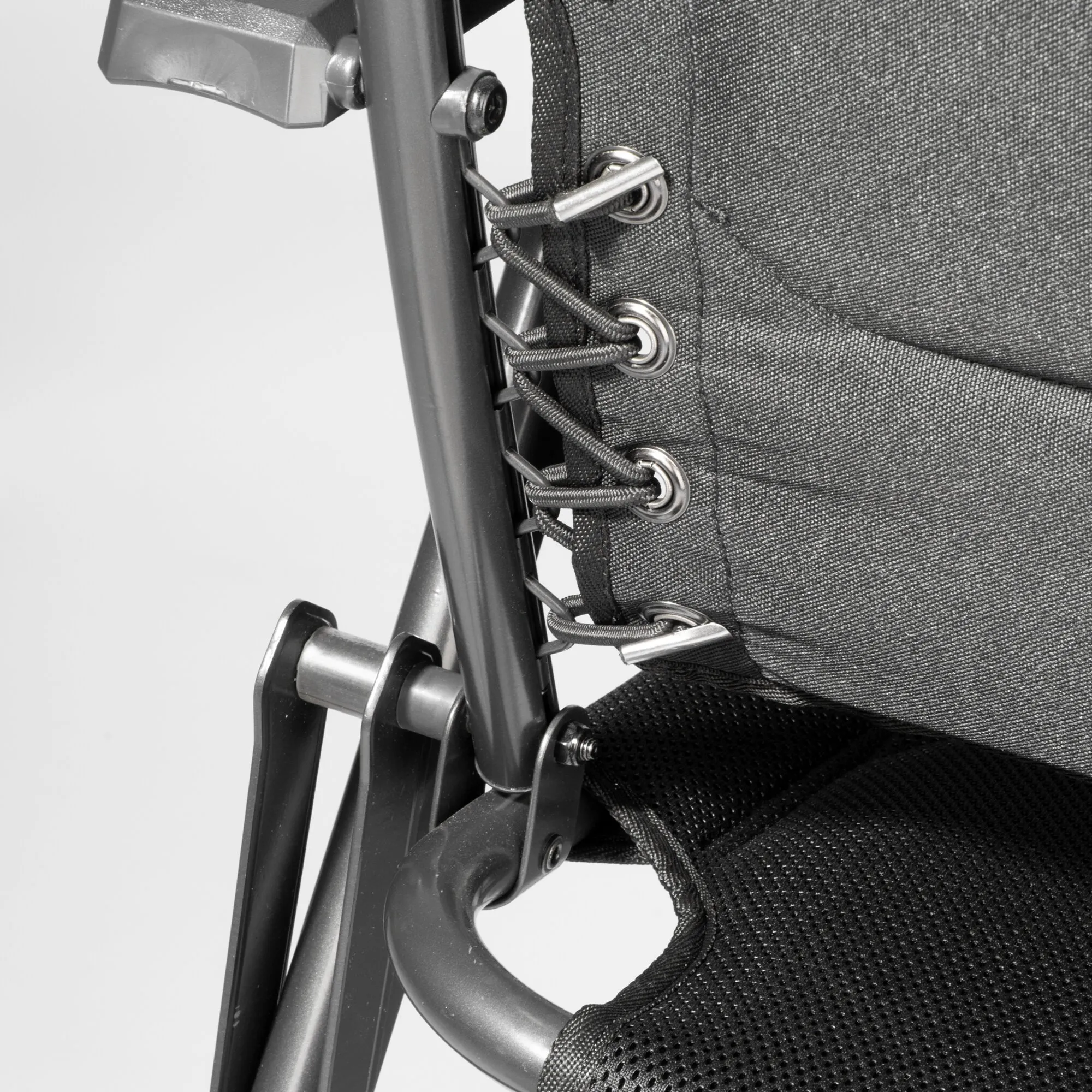 Detailaufnahme des schwarzen Campingstuhls HighQ Comfortable mit Metallgestell, Armlehne und elastischer Schnuraufhängung am Sitzbezug
