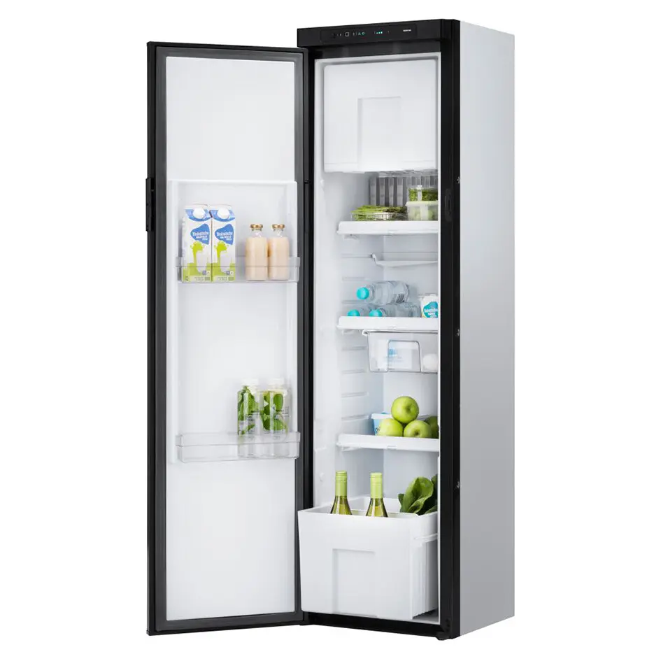 Zweiflügeliger Kühlschrank in Silber mit schwarzem Rahmen offen; links Milchkartons und Saftflaschen, rechts Regale mit Obst, Getränke und Flaschenbox